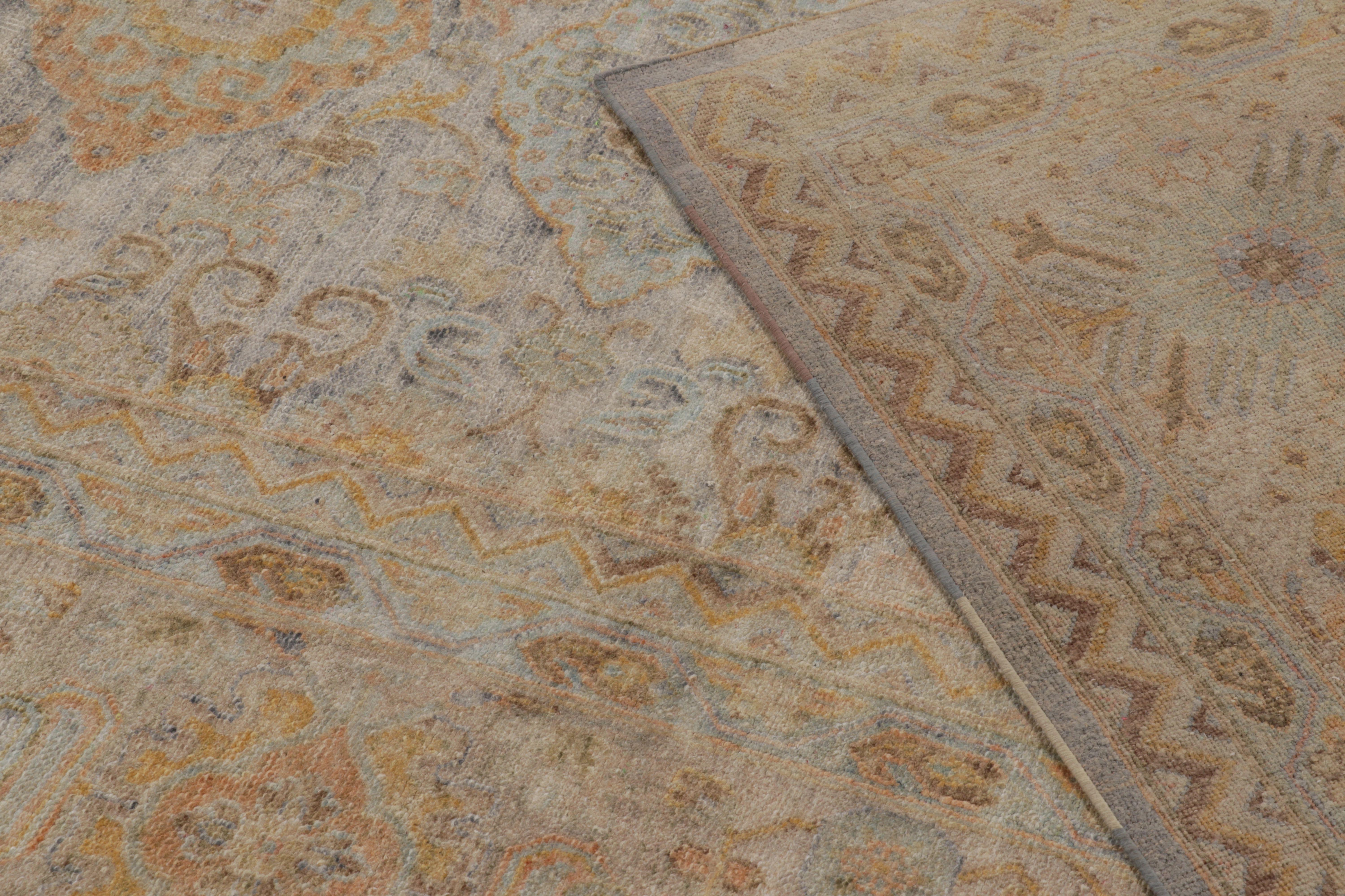 Rug & Kilim: tappeto oversize in stile Oushak in oro e beige-marrone con motivi floreali in vendita 1