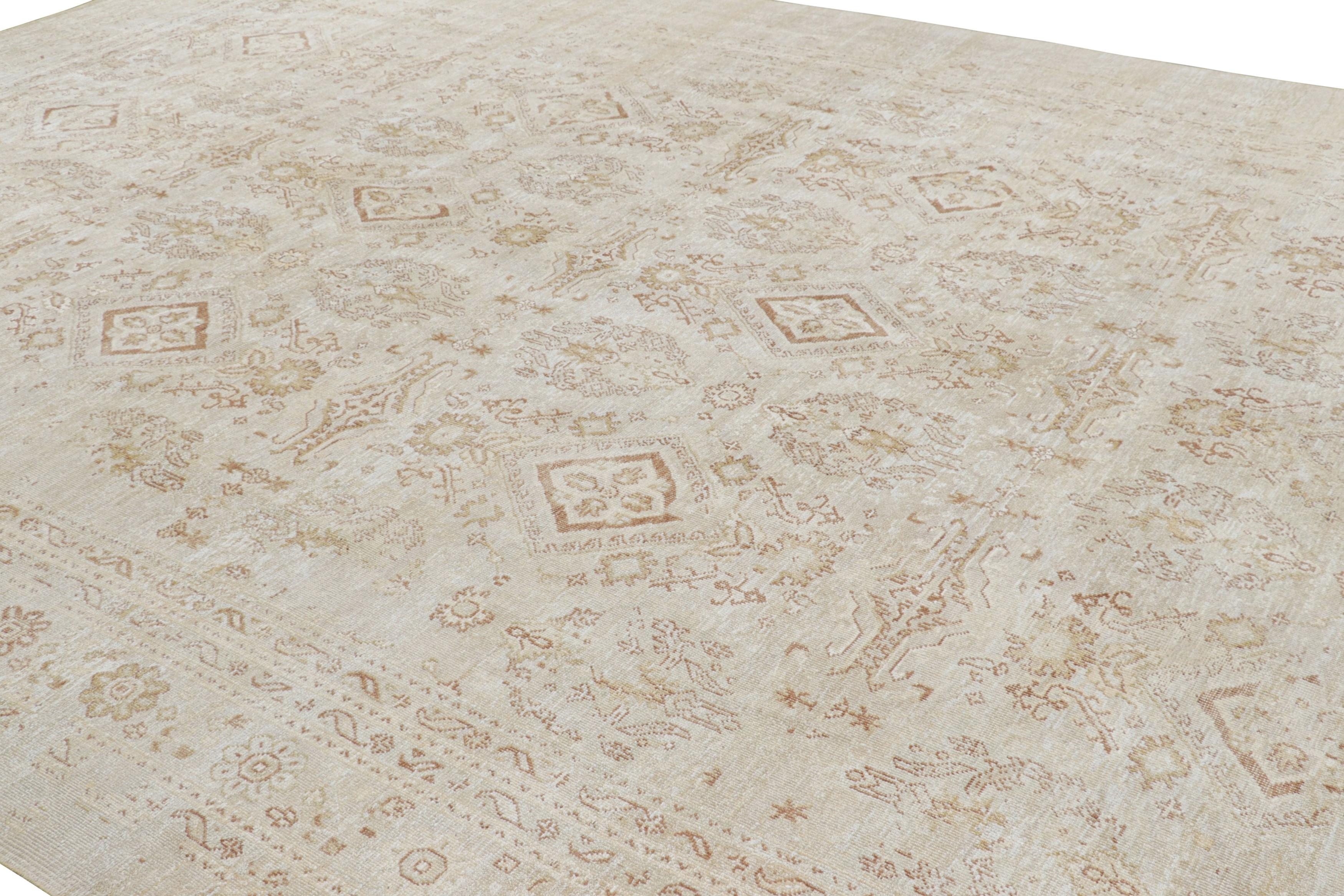 Realizzato con lana e seta annodate a mano, questo tappeto oversize 14x20 rappresenta una nuova linea regale della Rug & Kilim's Modern Classics Collection, ispirata ai disegni vintage e antichi dei tappeti Oushak.

Sul design: 

Gli intenditori