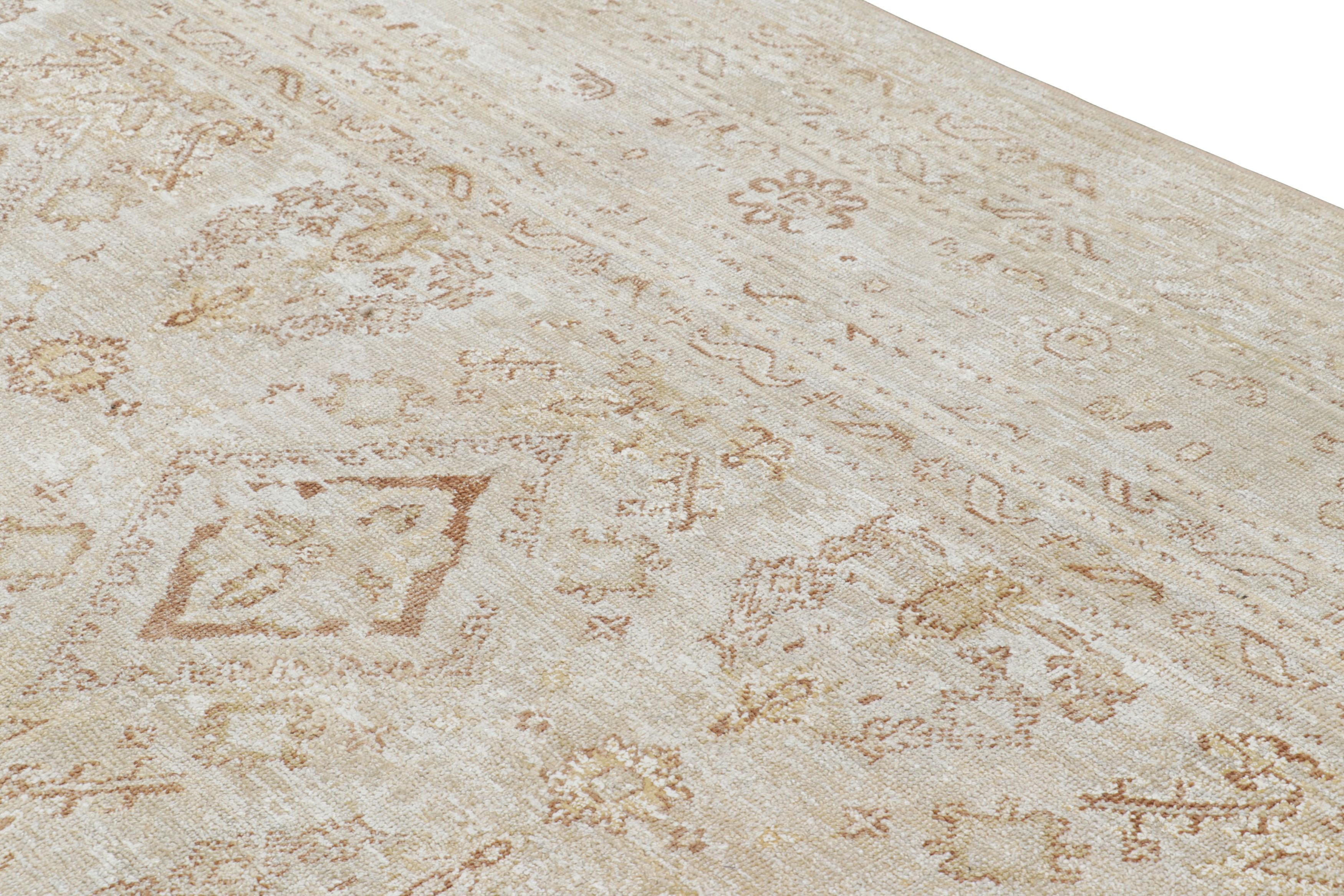Indiano Rug & Kilim: tappeto oversize in stile Oushak con motivi floreali crema e beige in vendita