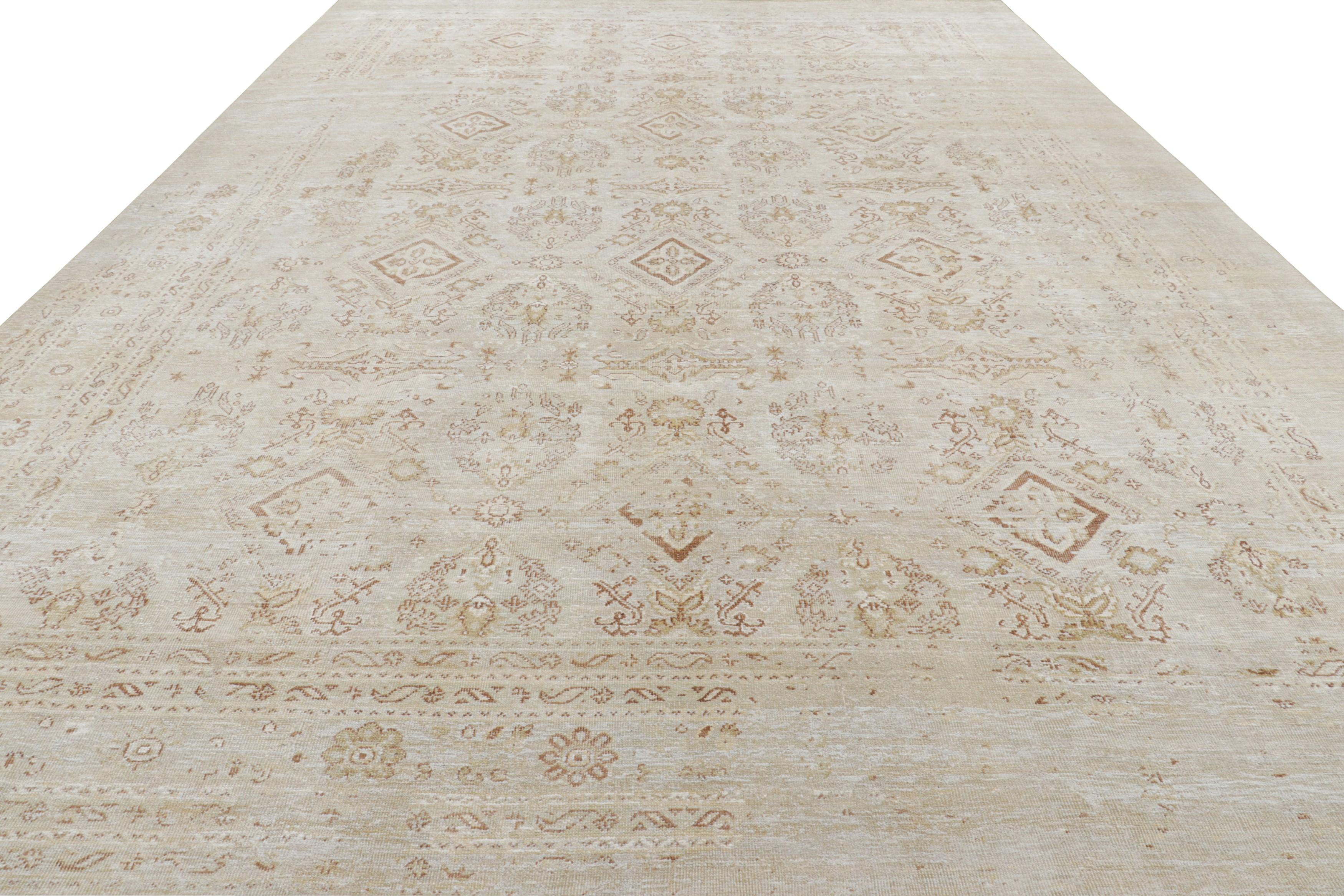 Annodato a mano Rug & Kilim: tappeto oversize in stile Oushak con motivi floreali crema e beige in vendita