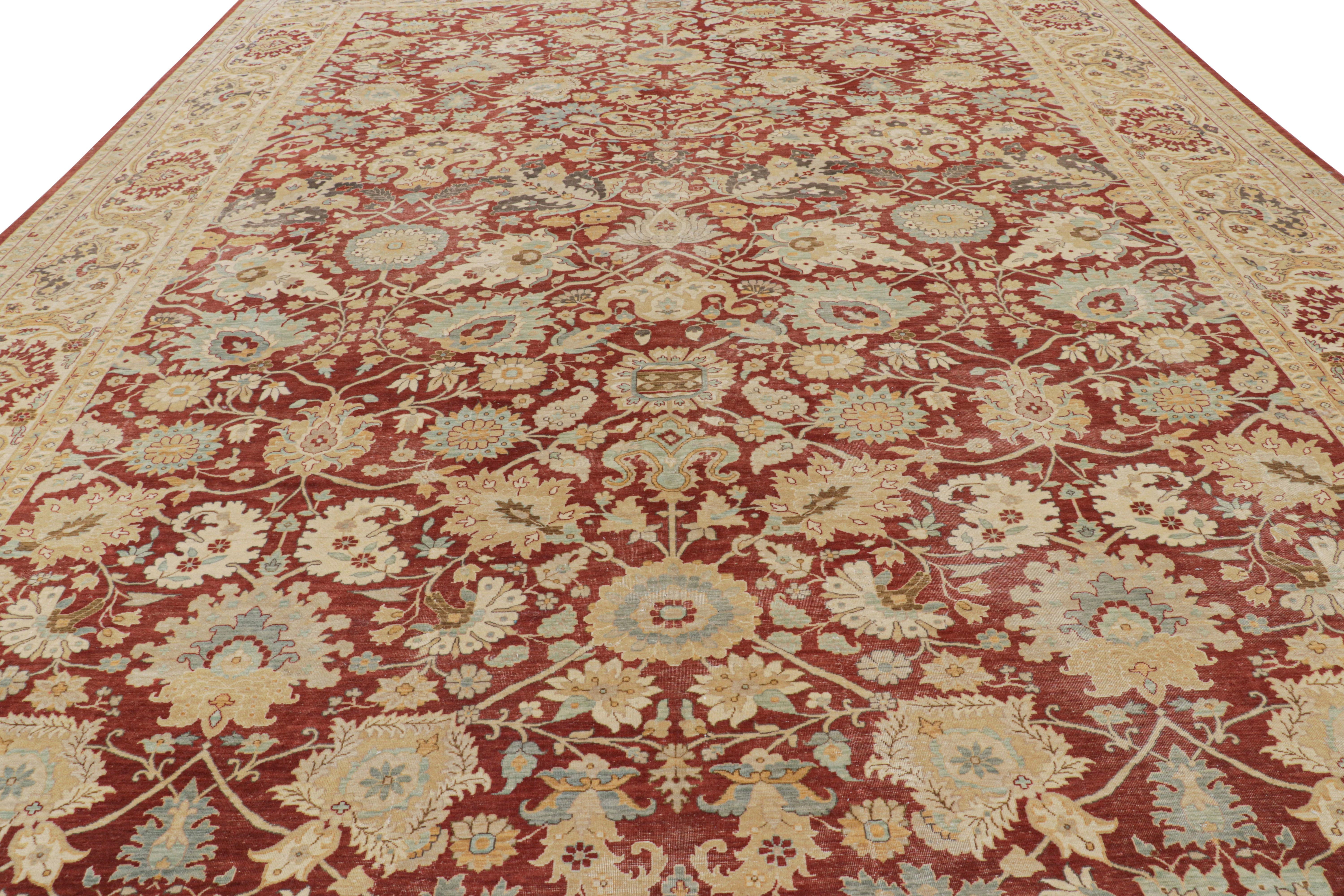 Realizzato in lana annodata a mano e caratterizzato da motivi floreali, questo tappeto contemporaneo 12x17 della collezione Modern Classics di Rug & Kilim si ispira agli antichi tappeti persiani di provenienza Sultanabad, alcuni dei più ricercati