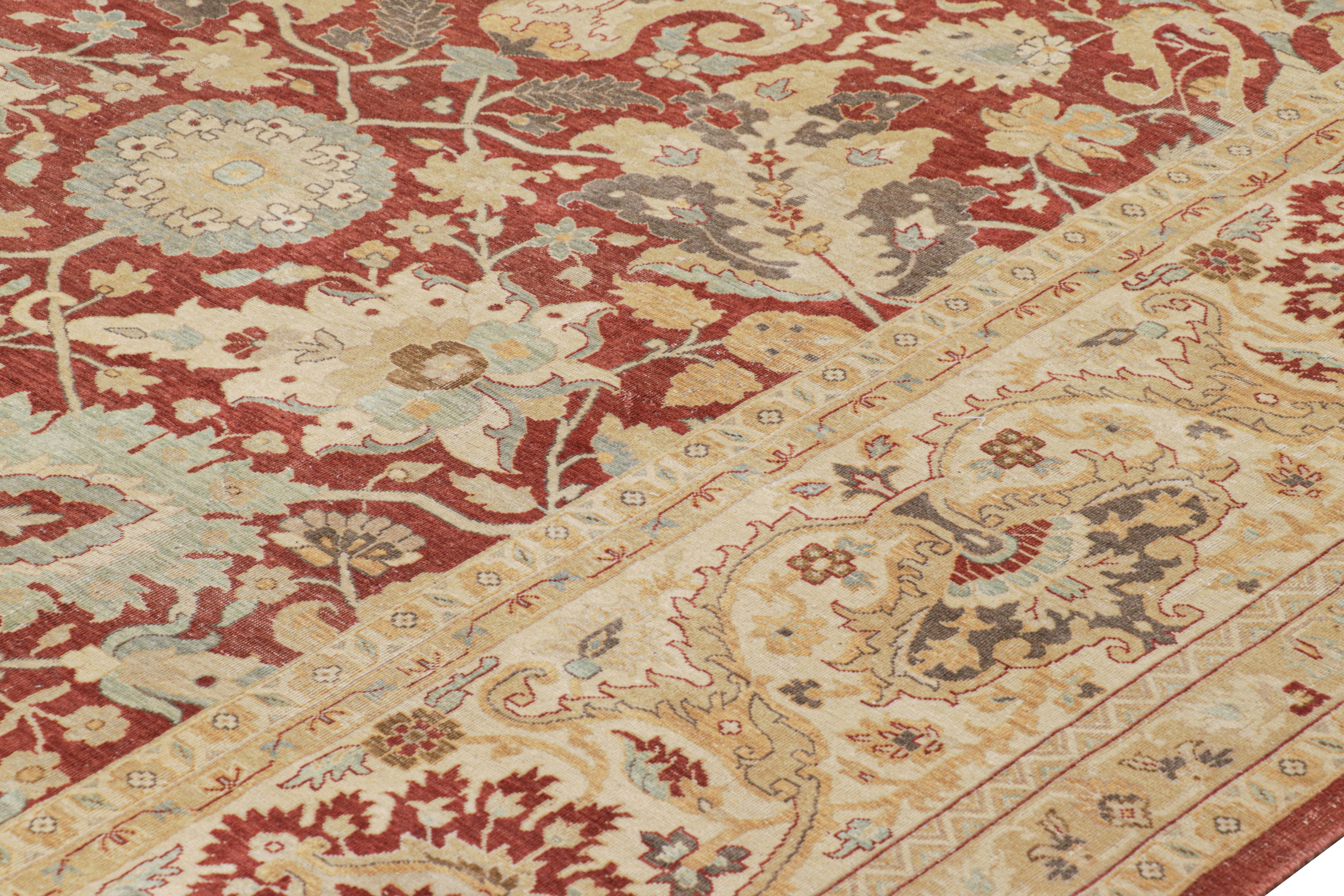 Oushak Rug & Kilim: tappeto persiano oversize in stile Sultanabad Rug rosso e oro con fiori in vendita
