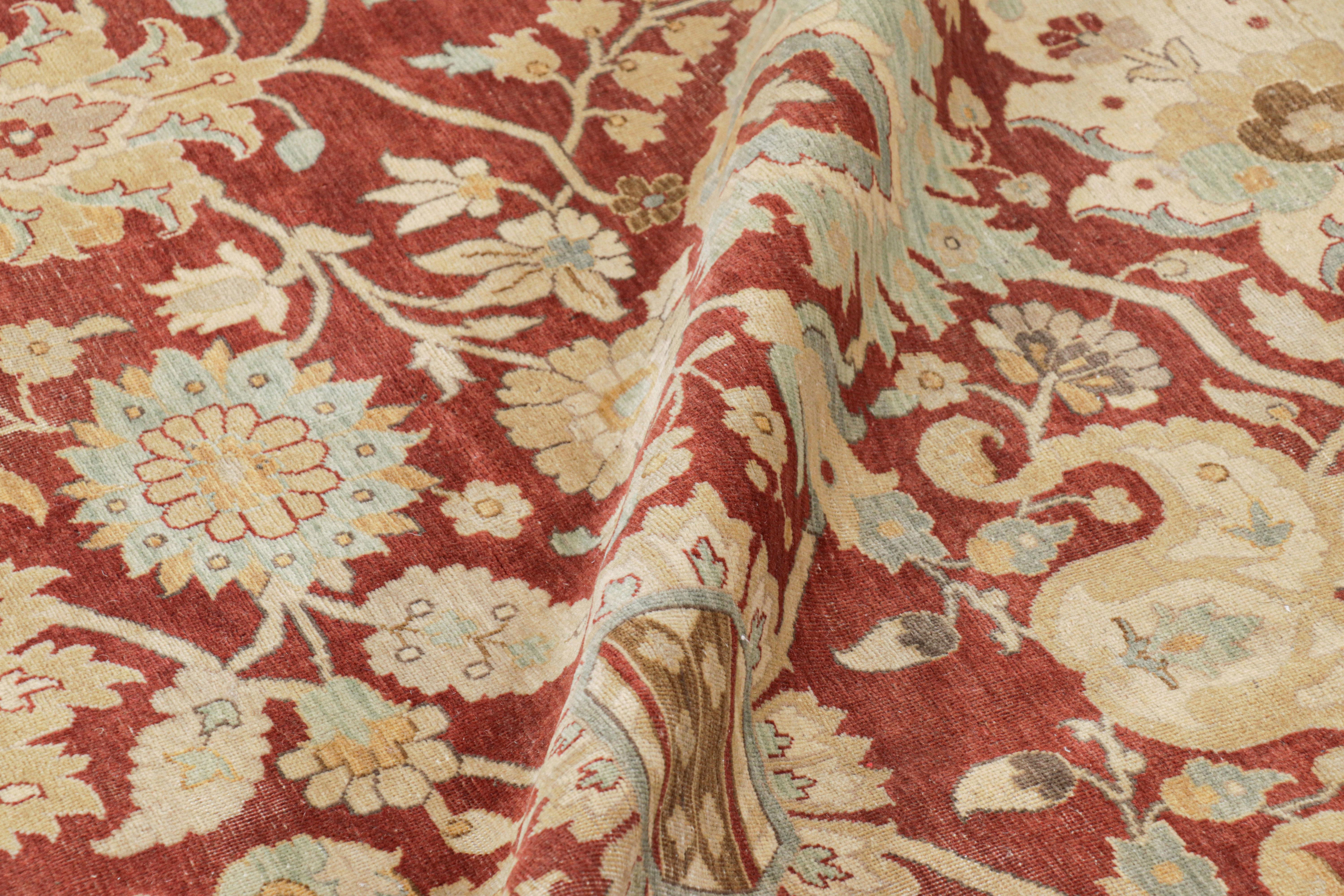 XXI secolo e contemporaneo Rug & Kilim: tappeto persiano oversize in stile Sultanabad Rug rosso e oro con fiori in vendita