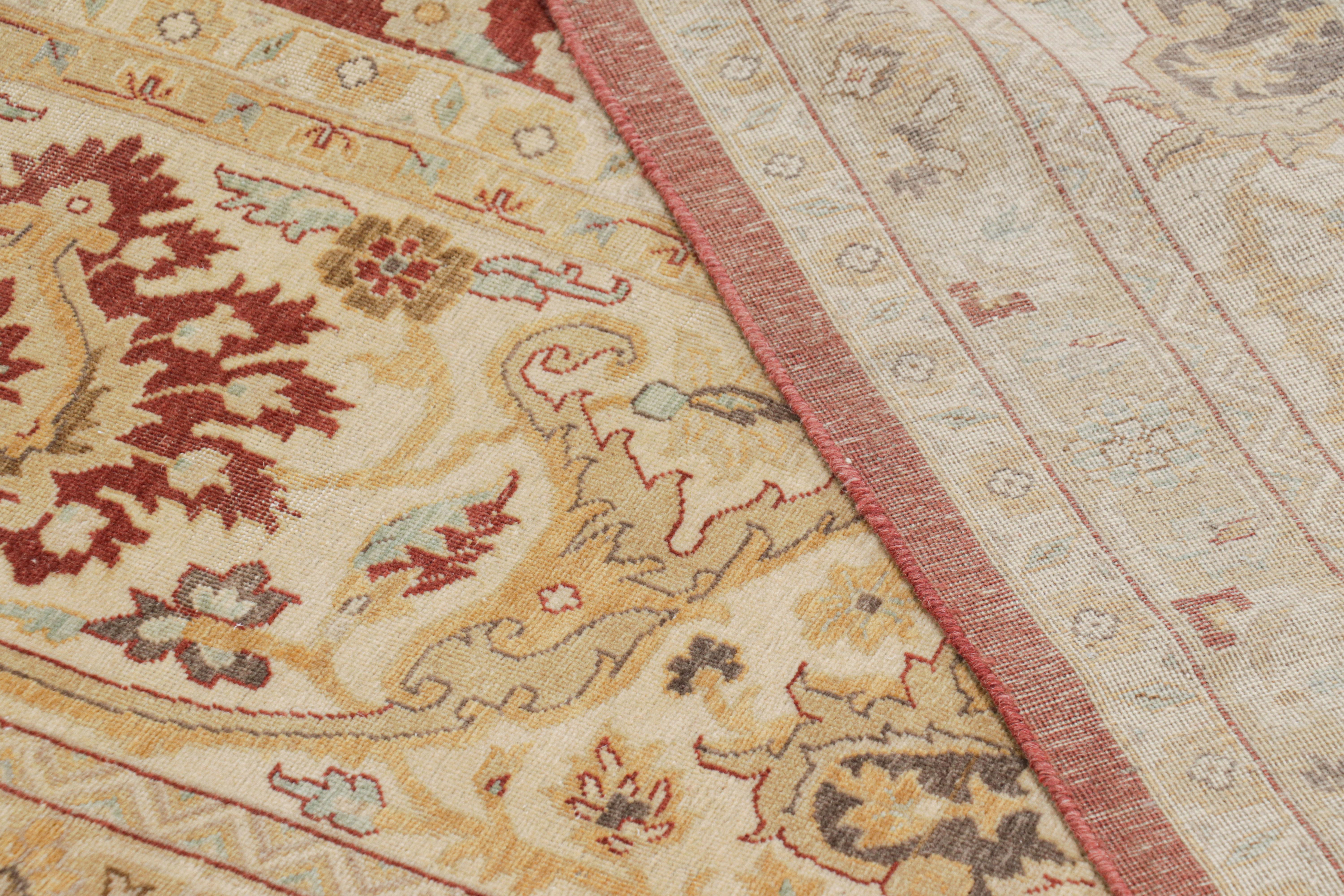 Lana Rug & Kilim: tappeto persiano oversize in stile Sultanabad Rug rosso e oro con fiori in vendita
