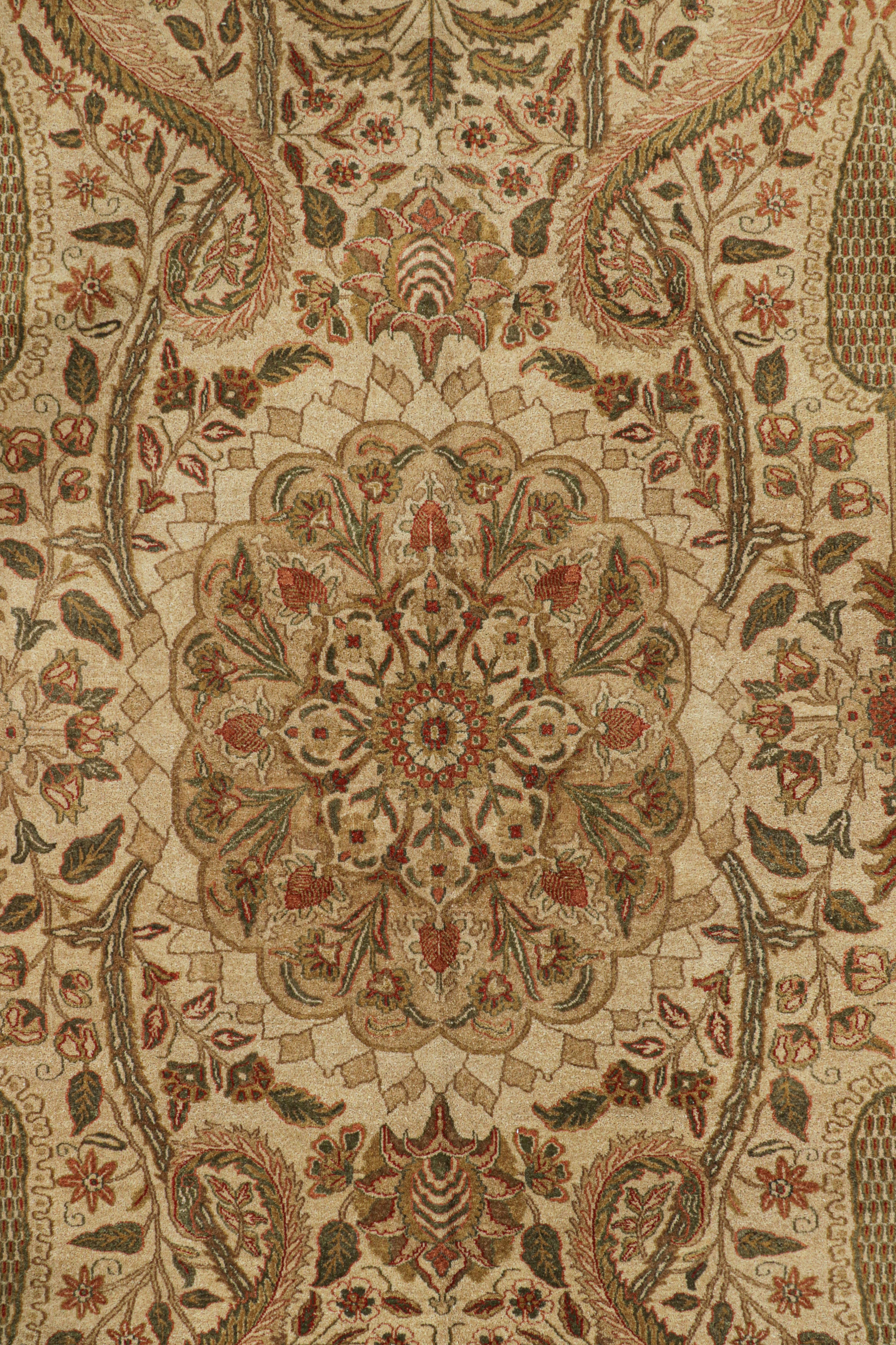 Moderno Rug & Kilim: tappeto persiano oversize in stile Tabriz con motivi floreali in oro e verde in vendita