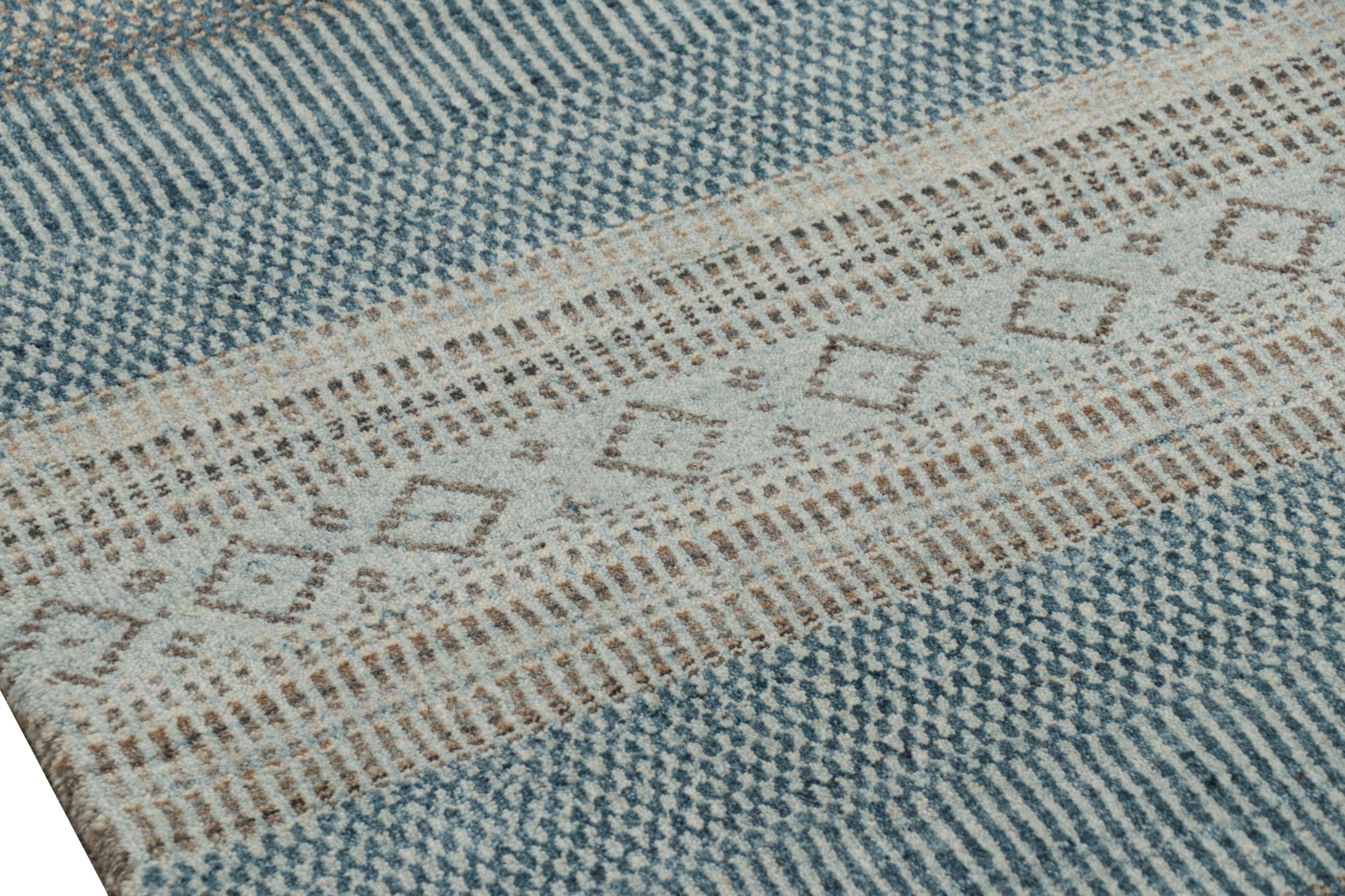 Übergroßer Teppich von Rug & Kilim mit cremefarbenen und blauen Streifen und geometrischen Mustern (Moderne) im Angebot