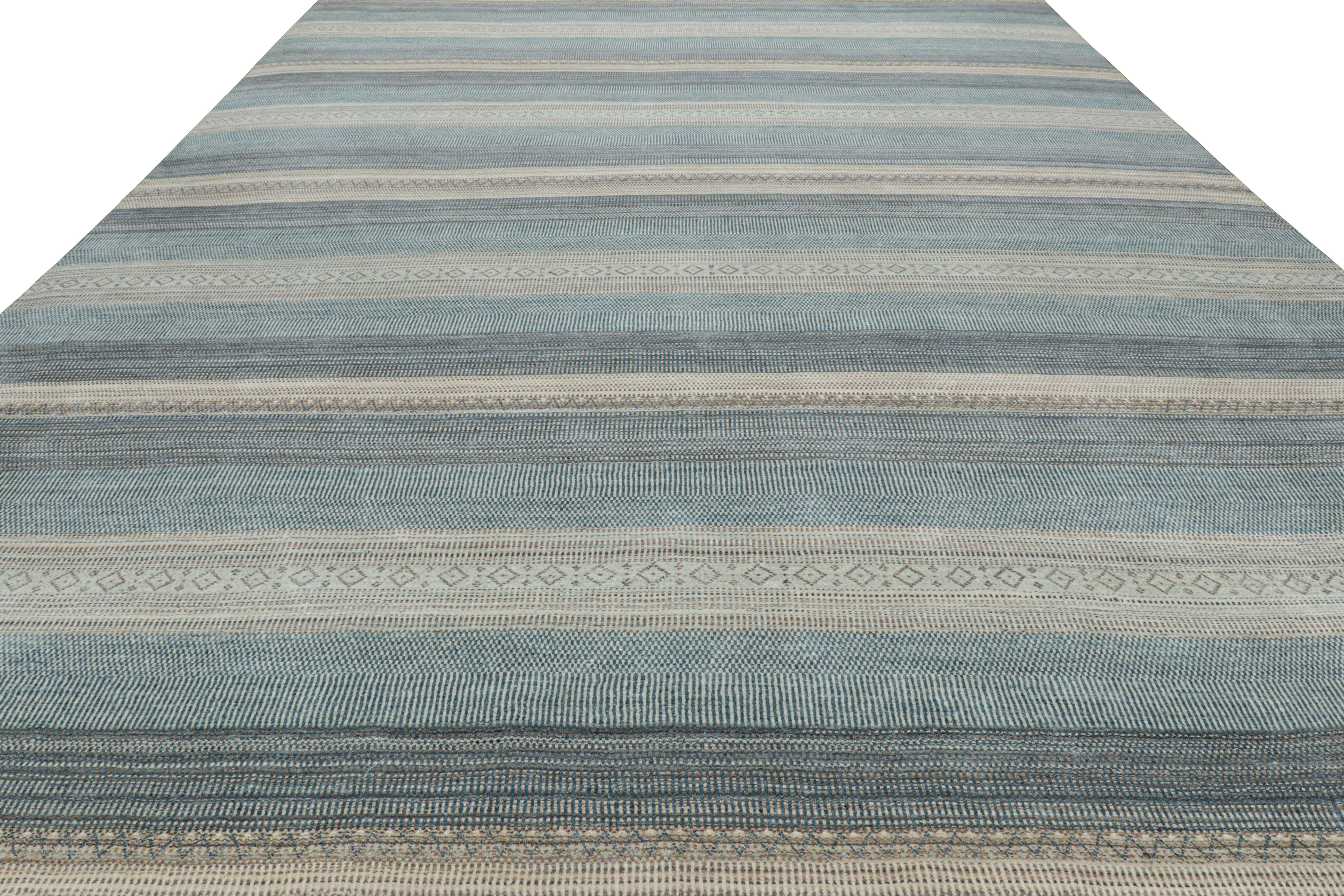 Übergroßer Teppich von Rug & Kilim mit cremefarbenen und blauen Streifen und geometrischen Mustern (Indisch) im Angebot