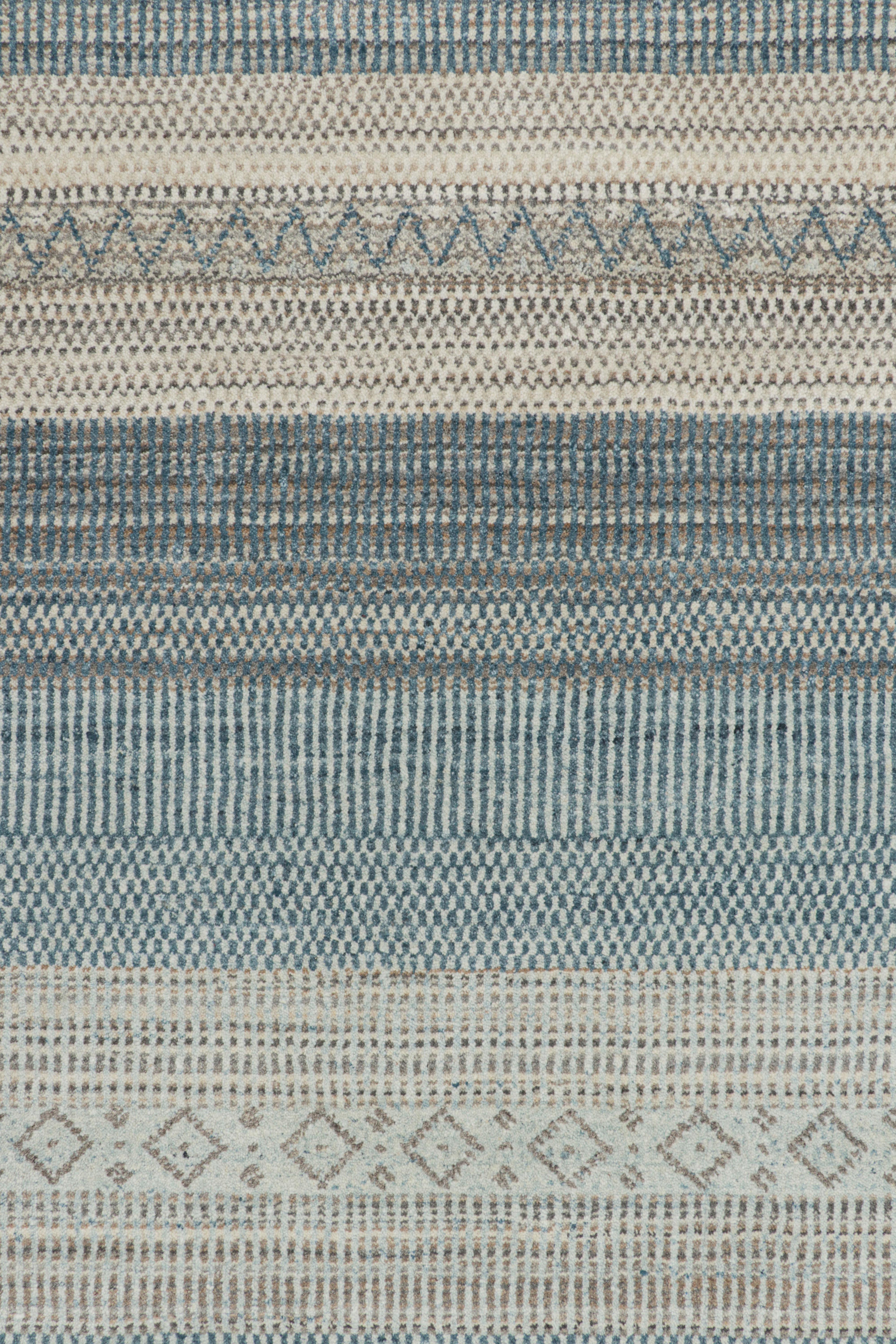 Übergroßer Teppich von Rug & Kilim mit cremefarbenen und blauen Streifen und geometrischen Mustern im Zustand „Neu“ im Angebot in Long Island City, NY