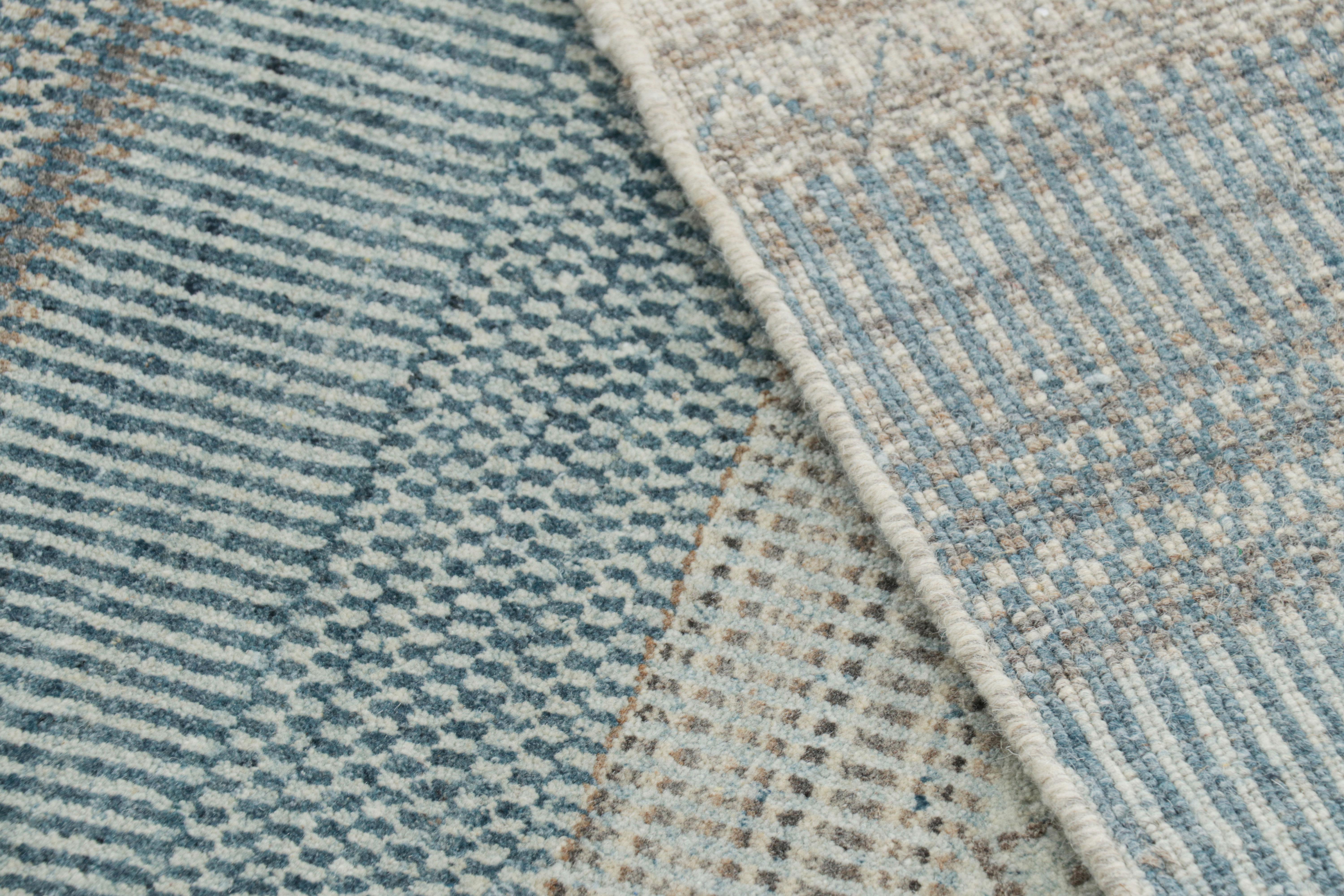 Übergroßer Teppich von Rug & Kilim mit cremefarbenen und blauen Streifen und geometrischen Mustern (21. Jahrhundert und zeitgenössisch) im Angebot