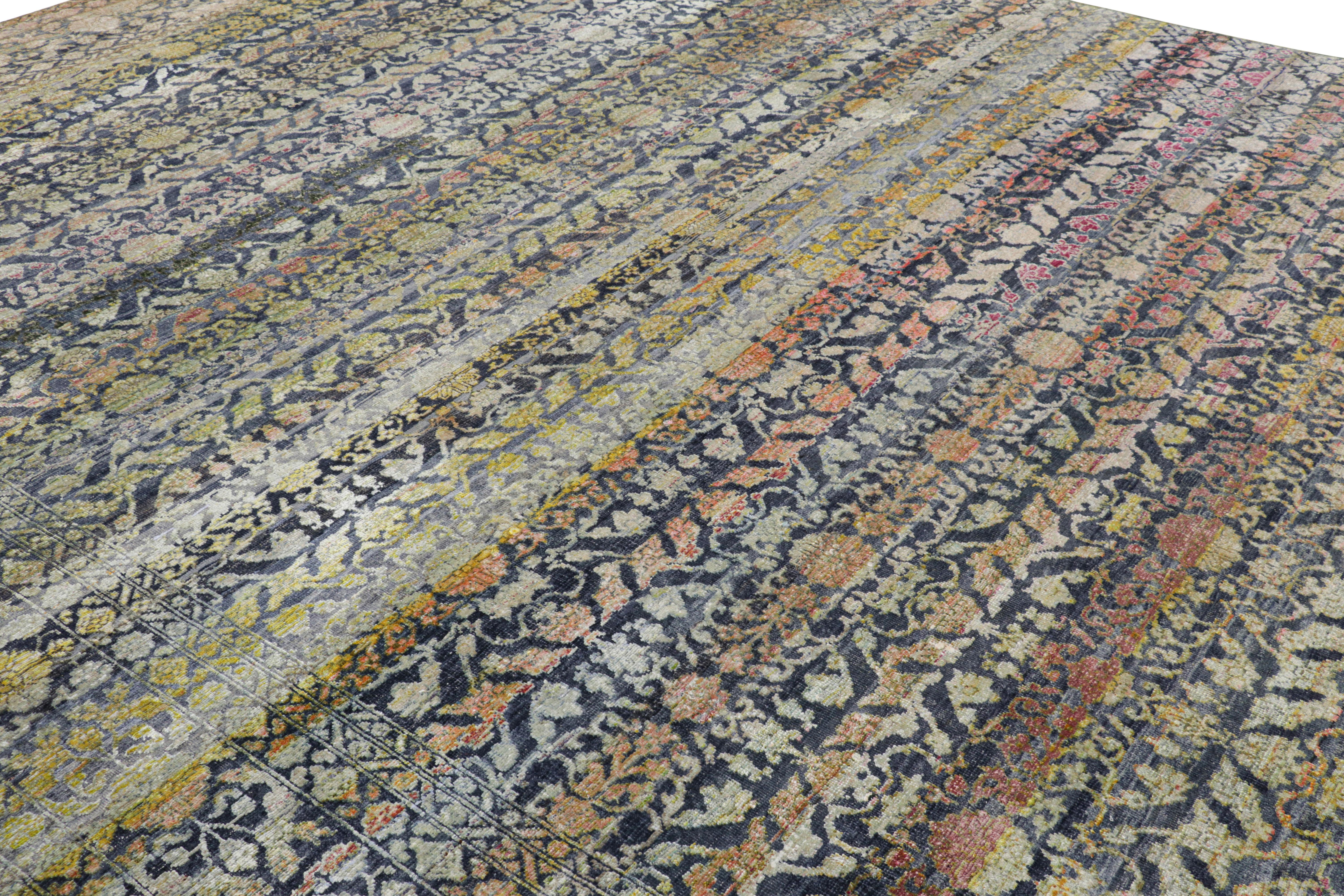 Dieser handgeknüpfte Samarkand-Teppich im Format 11x15 aus Seide ist eine aufregende Kuration aus der Modern Classics Collection'S von Rug & Kilim. 

Über das Design: 

Ein königliches marineblaues Feld beherbergt florale Muster in Grün-, Rosa- und