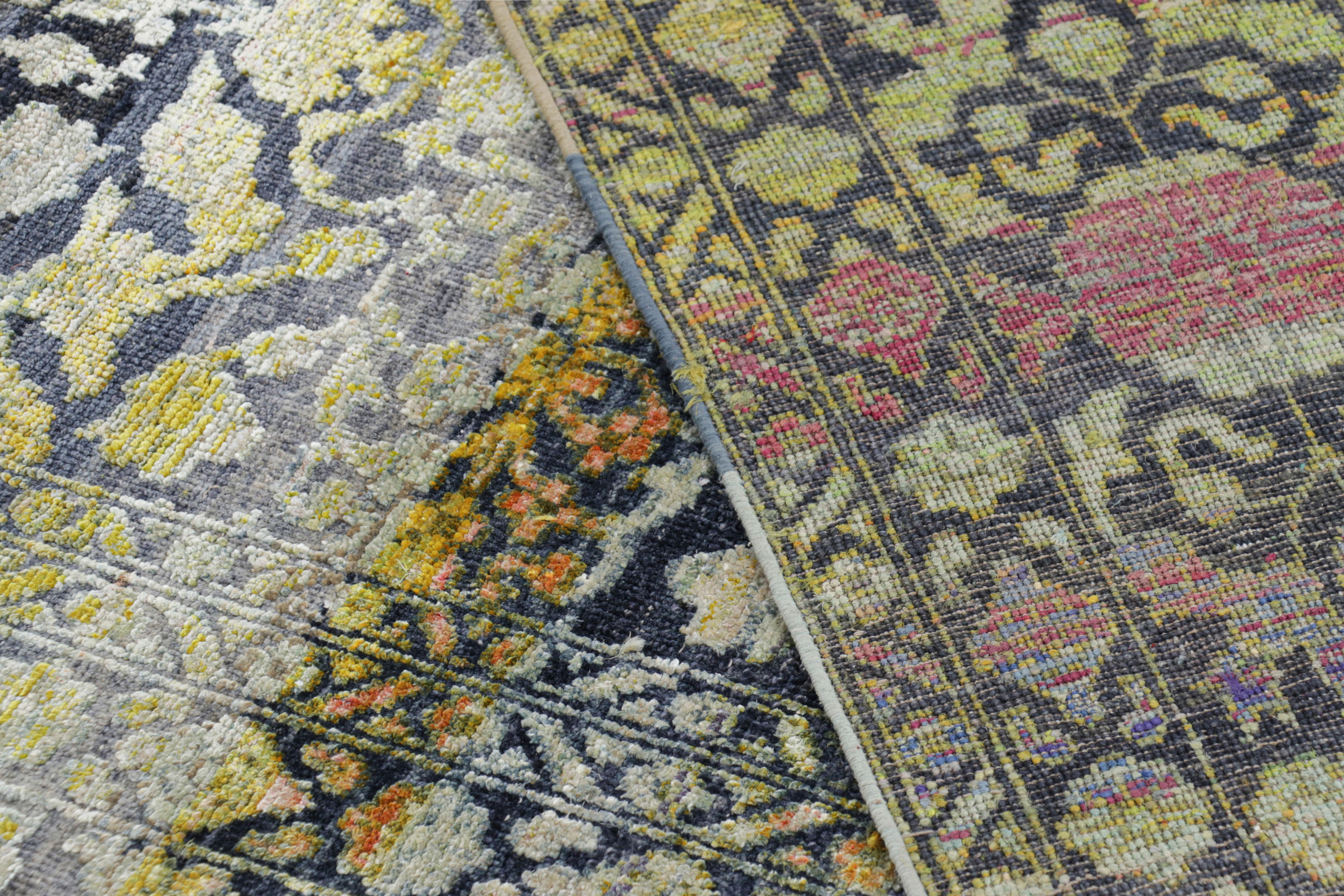 Rug & Kilim's übergroßer Teppich im Samarkand-Stil in Marineblau mit Blumenmustern (Seide) im Angebot
