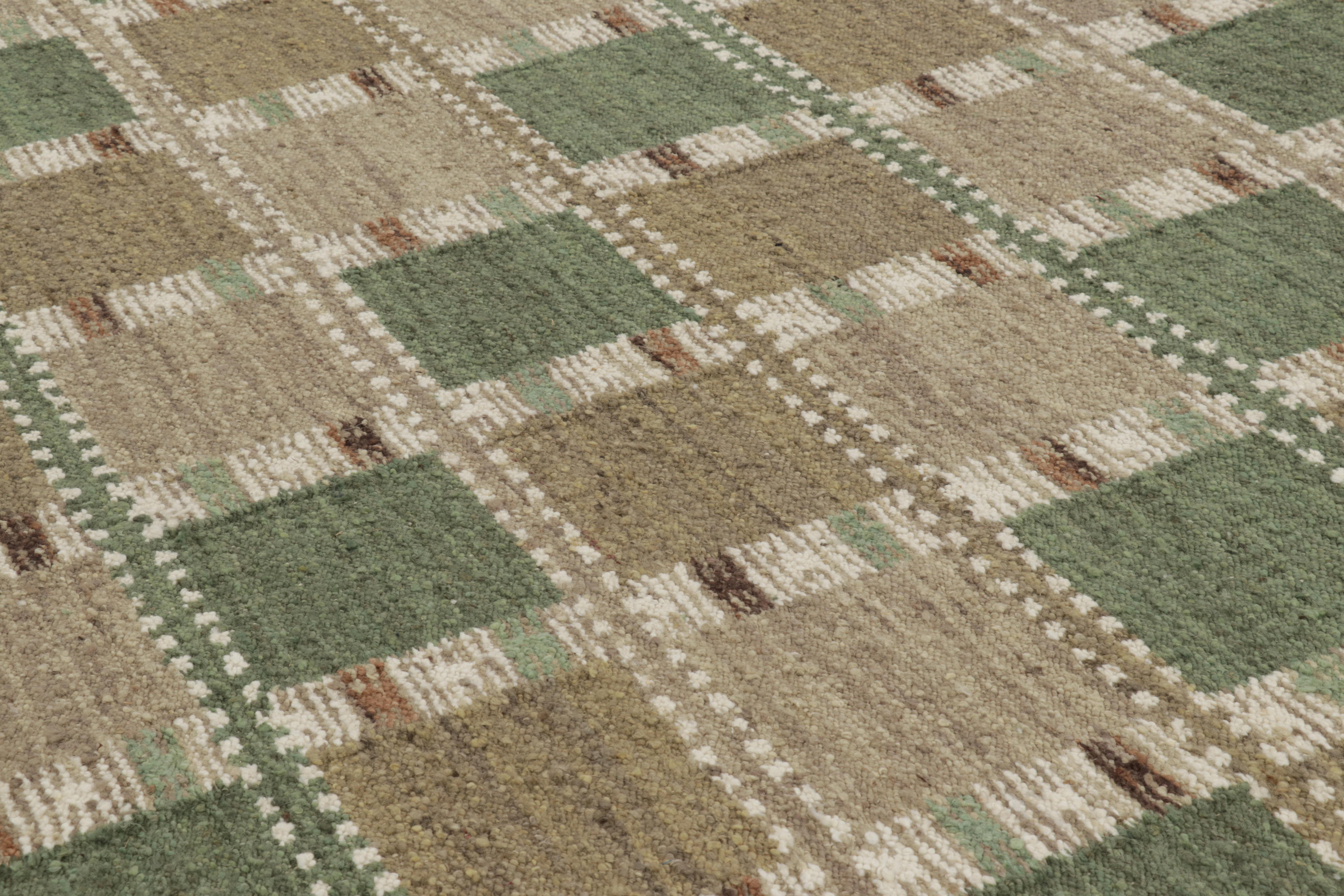 Scandinavo moderno Rug & Kilim: Tappeto personalizzato oversize in stile scandinavo, beige e verde geometrico in vendita