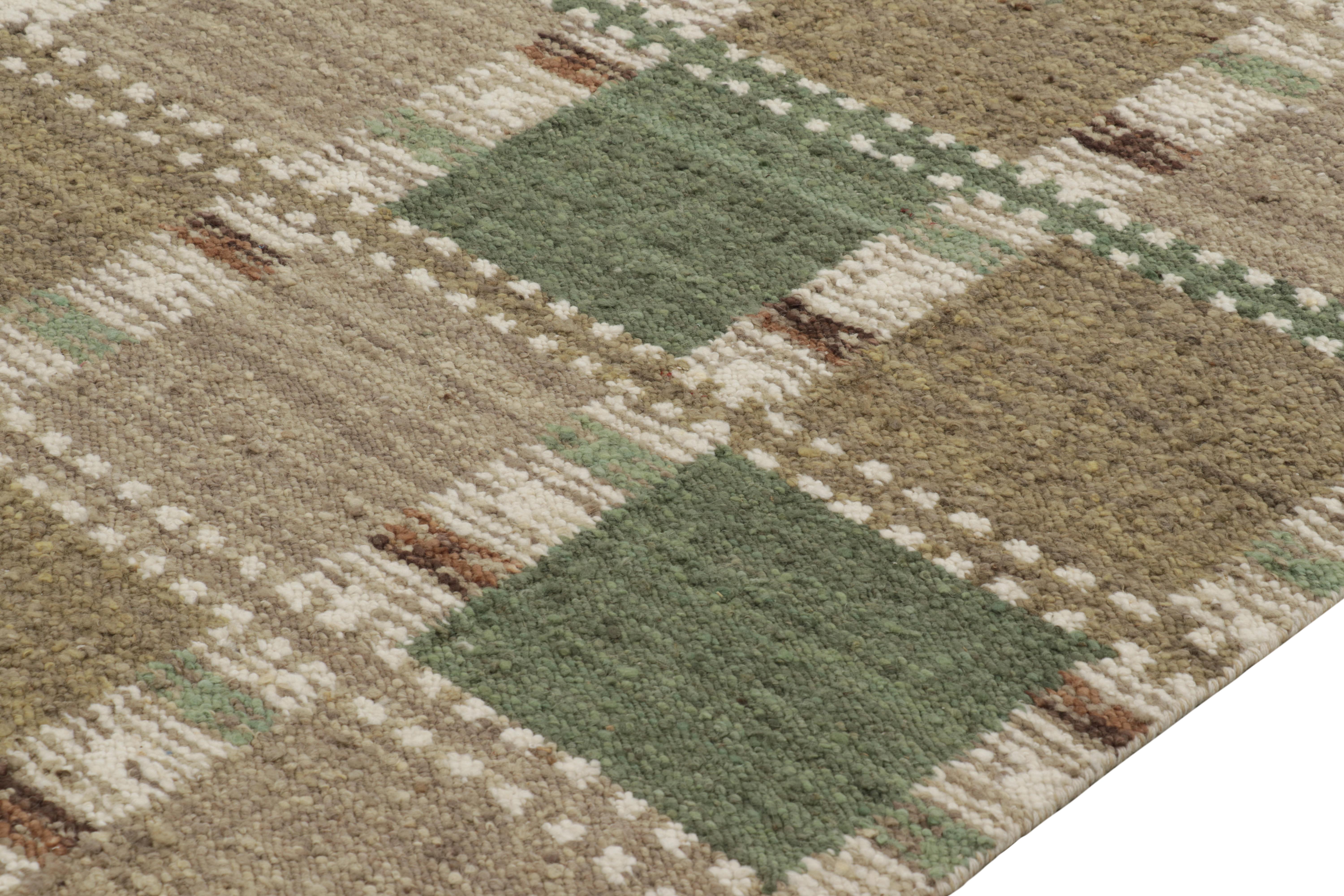 Indiano Rug & Kilim: Tappeto personalizzato oversize in stile scandinavo, beige e verde geometrico in vendita