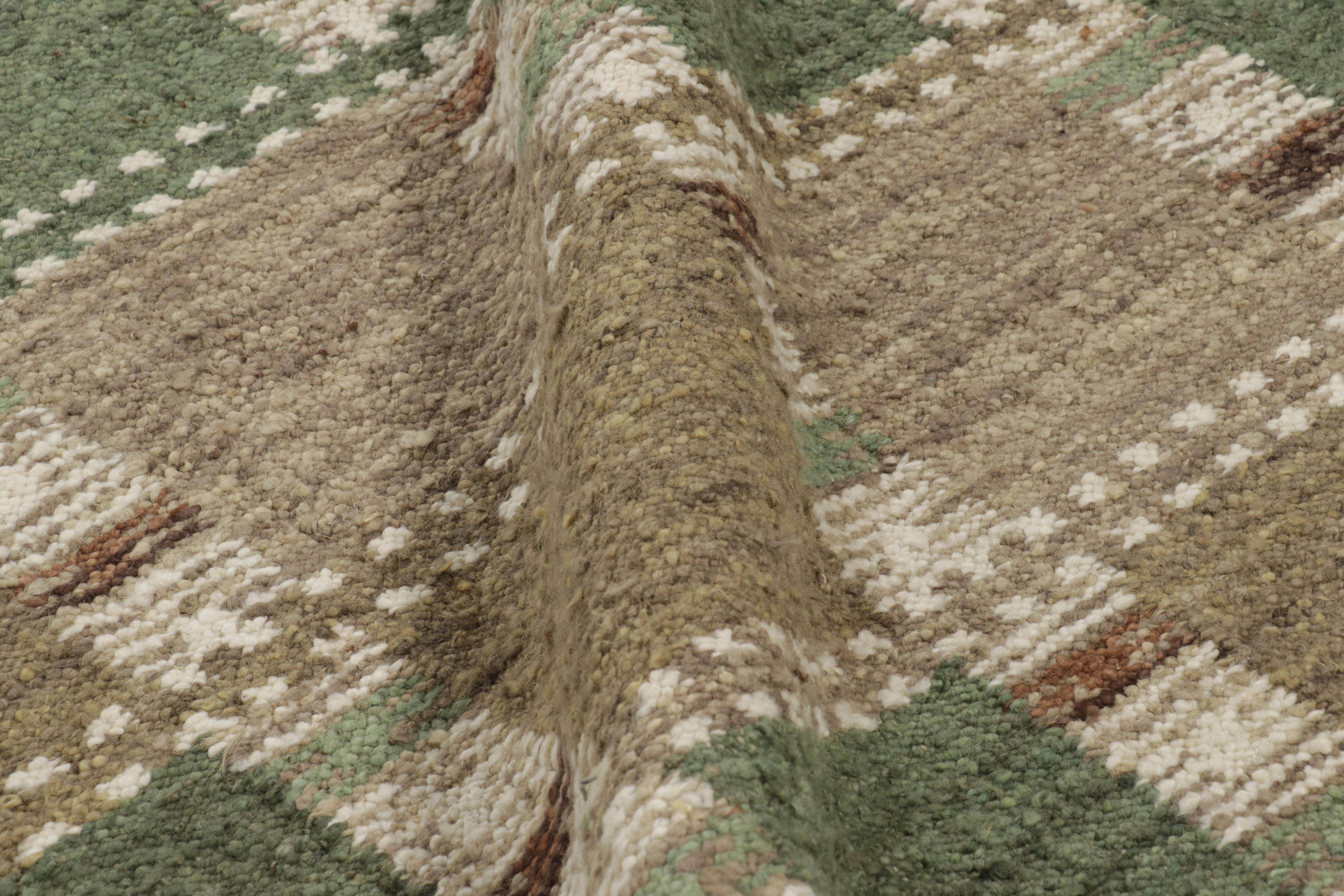 XXI secolo e contemporaneo Rug & Kilim: Tappeto personalizzato oversize in stile scandinavo, beige e verde geometrico in vendita