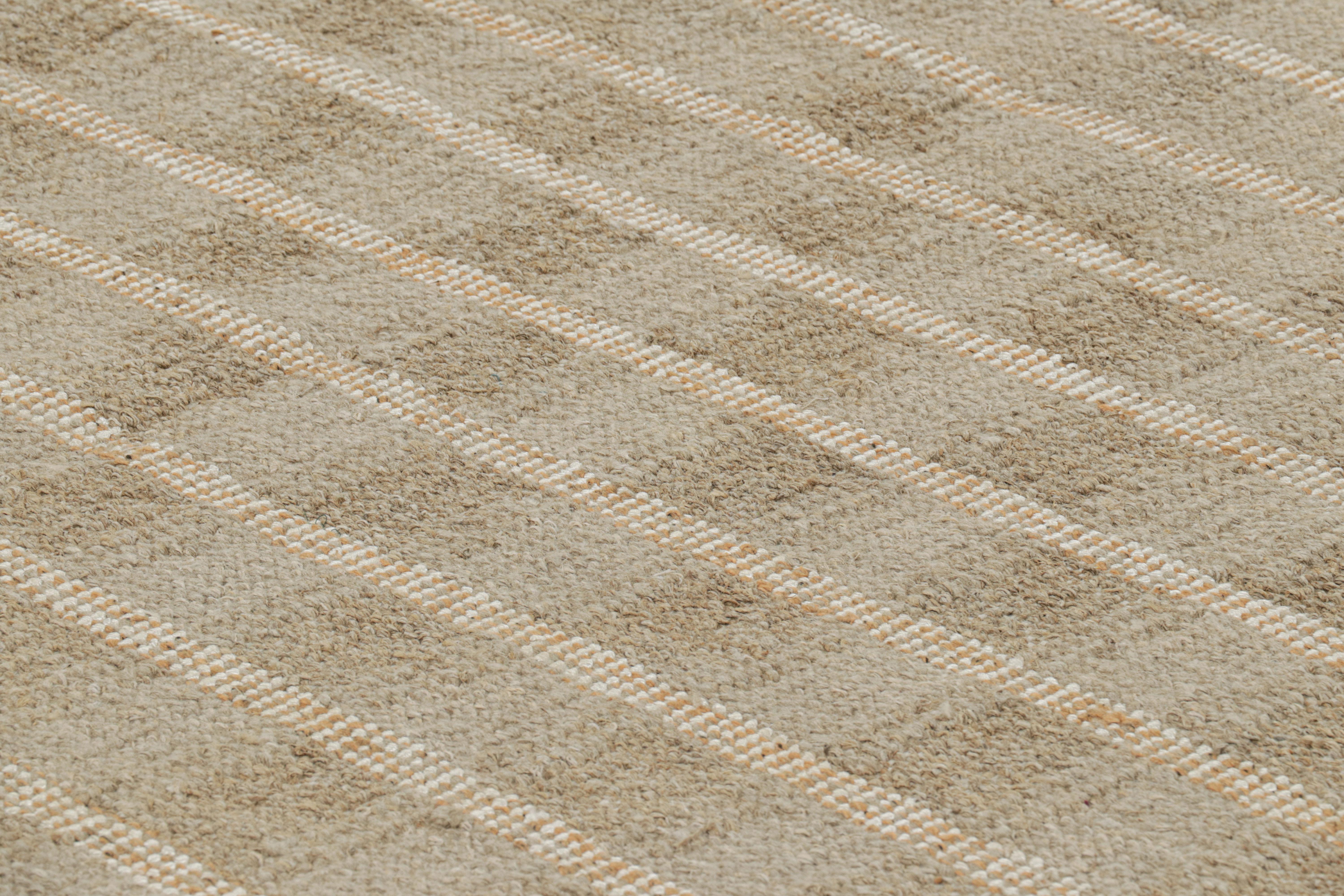 Realizzato con lana e aloe intrecciati a mano, questo tappeto 14x17 è un'entusiasmante novità della collezione di tappeti scandinavi di Rug & Kilim: una rivisitazione contemporanea del minimalismo svedese e dei tappeti e tessuti vintage delle