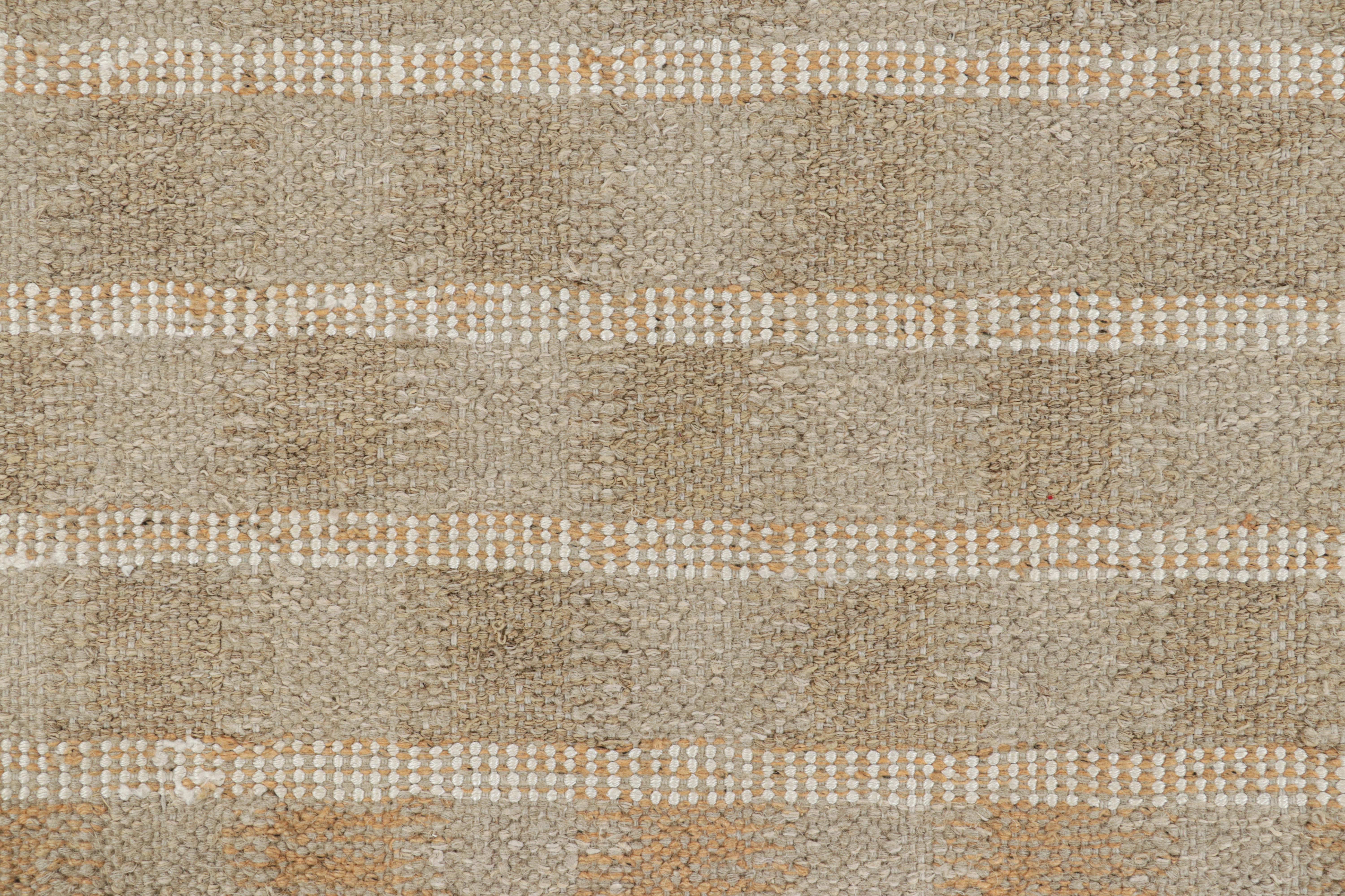 Scandinavo moderno Rug & Kilim è un tappeto oversize in stile scandinavo, con motivi geometrici beige e arancioni. in vendita