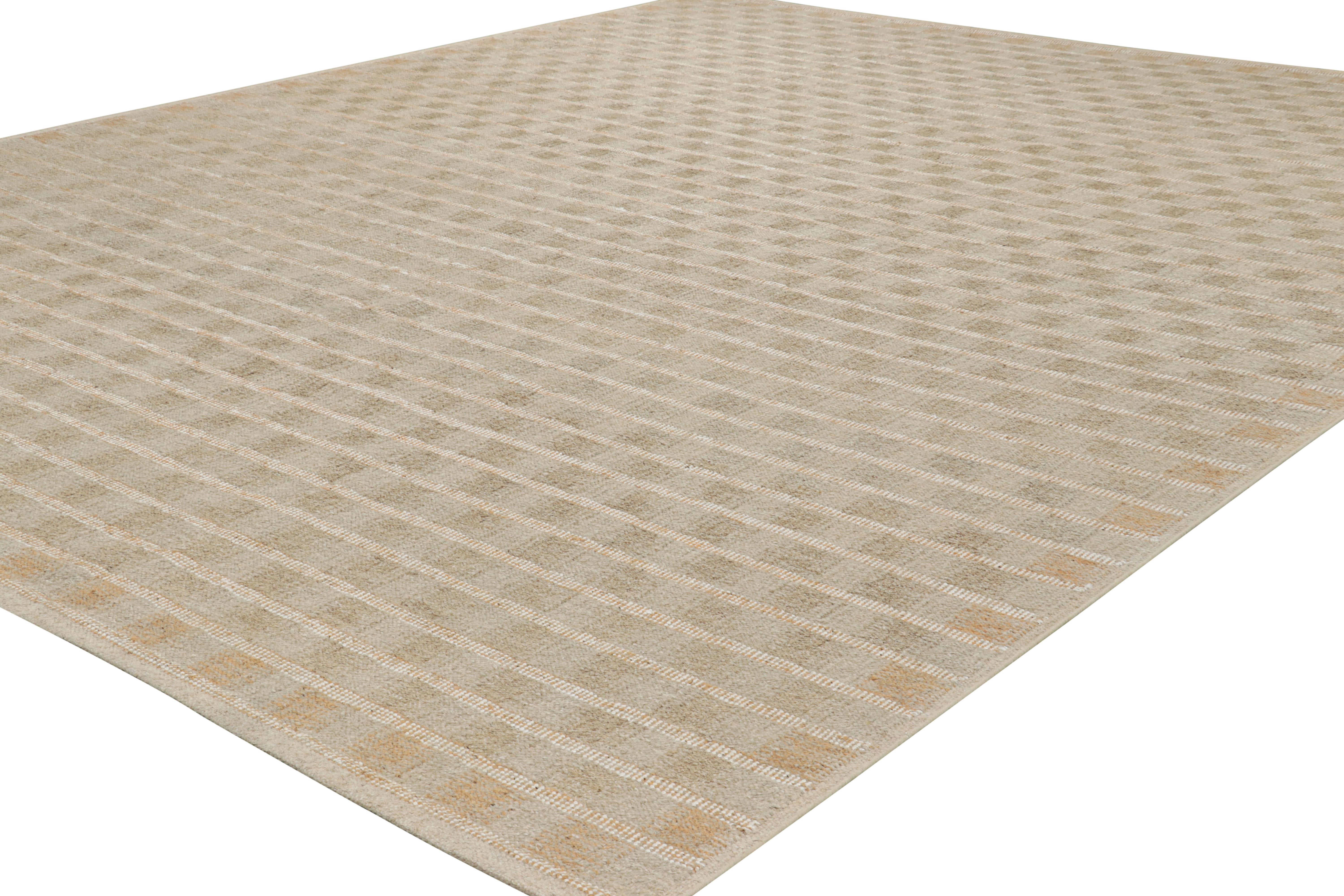 Indiano Rug & Kilim è un tappeto oversize in stile scandinavo, con motivi geometrici beige e arancioni. in vendita