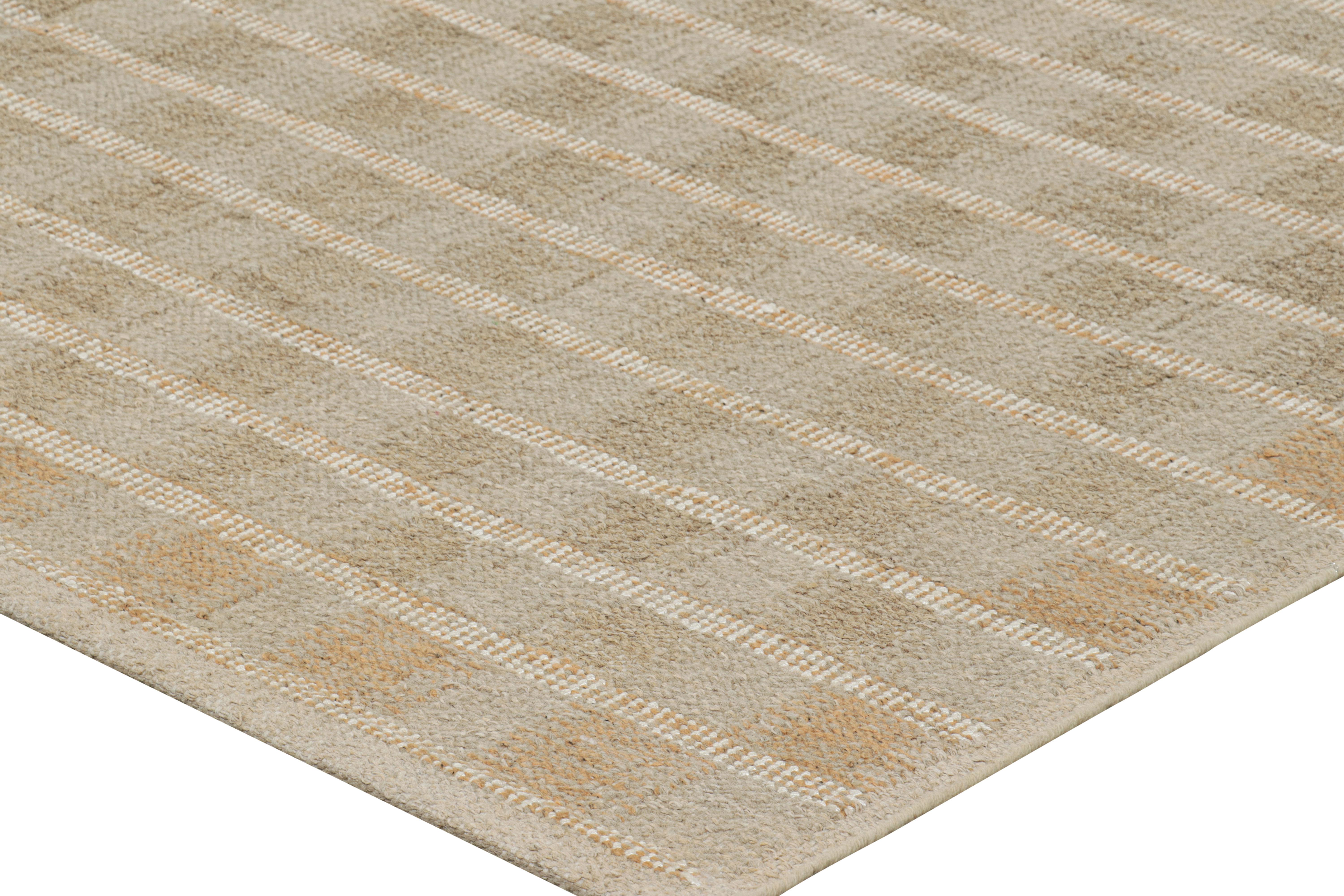 Rug & Kilim è un tappeto oversize in stile scandinavo, con motivi geometrici beige e arancioni. In condizioni Nuovo in vendita a Long Island City, NY