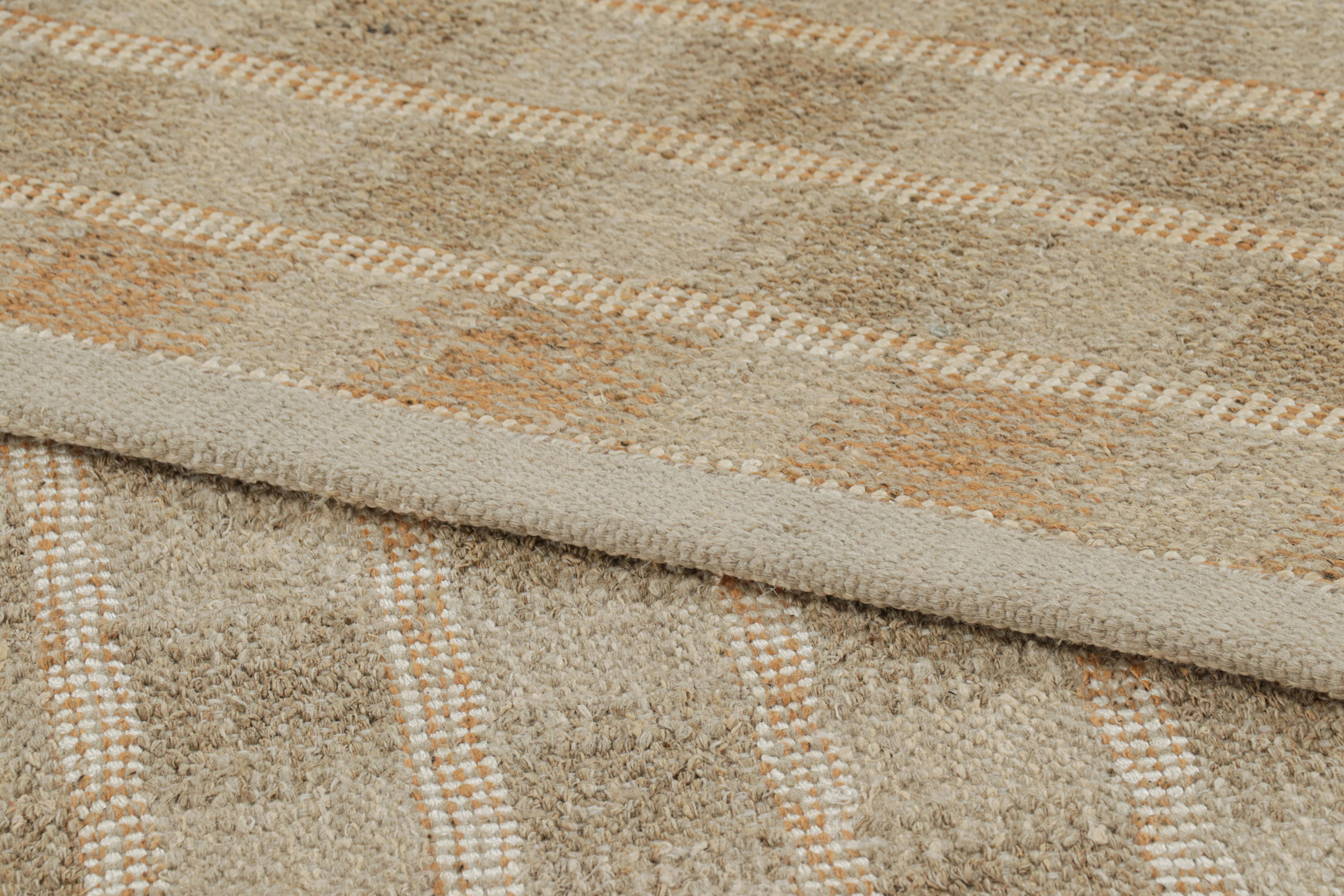 XXI secolo e contemporaneo Rug & Kilim è un tappeto oversize in stile scandinavo, con motivi geometrici beige e arancioni. in vendita