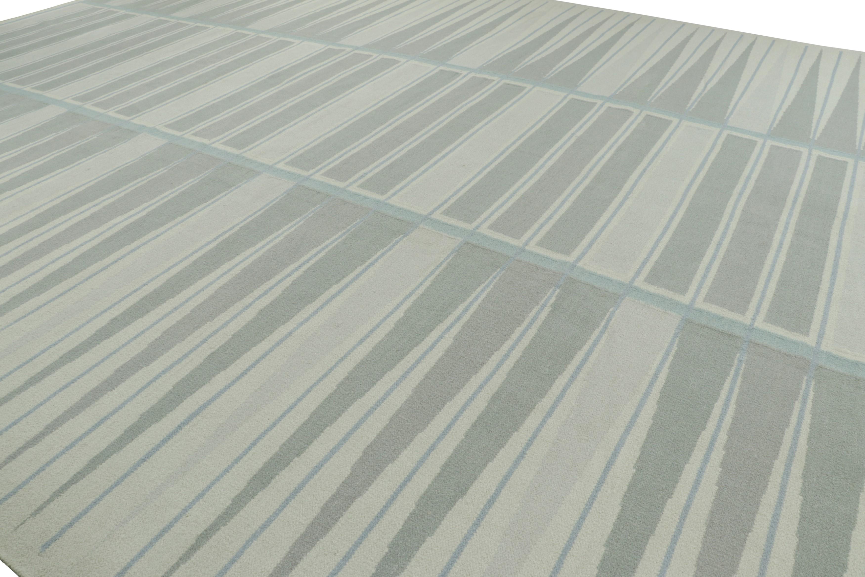 Dalla Rug & Kilim's Scandinavian Collection, questo tappeto 17x23 è tessuto a mano con una nuova struttura a trama piatta che utilizza una miscela di lana e filati esotici: una nuova texture morbida ispirata ai filati di alpaca. 

Sul design: 

Gli
