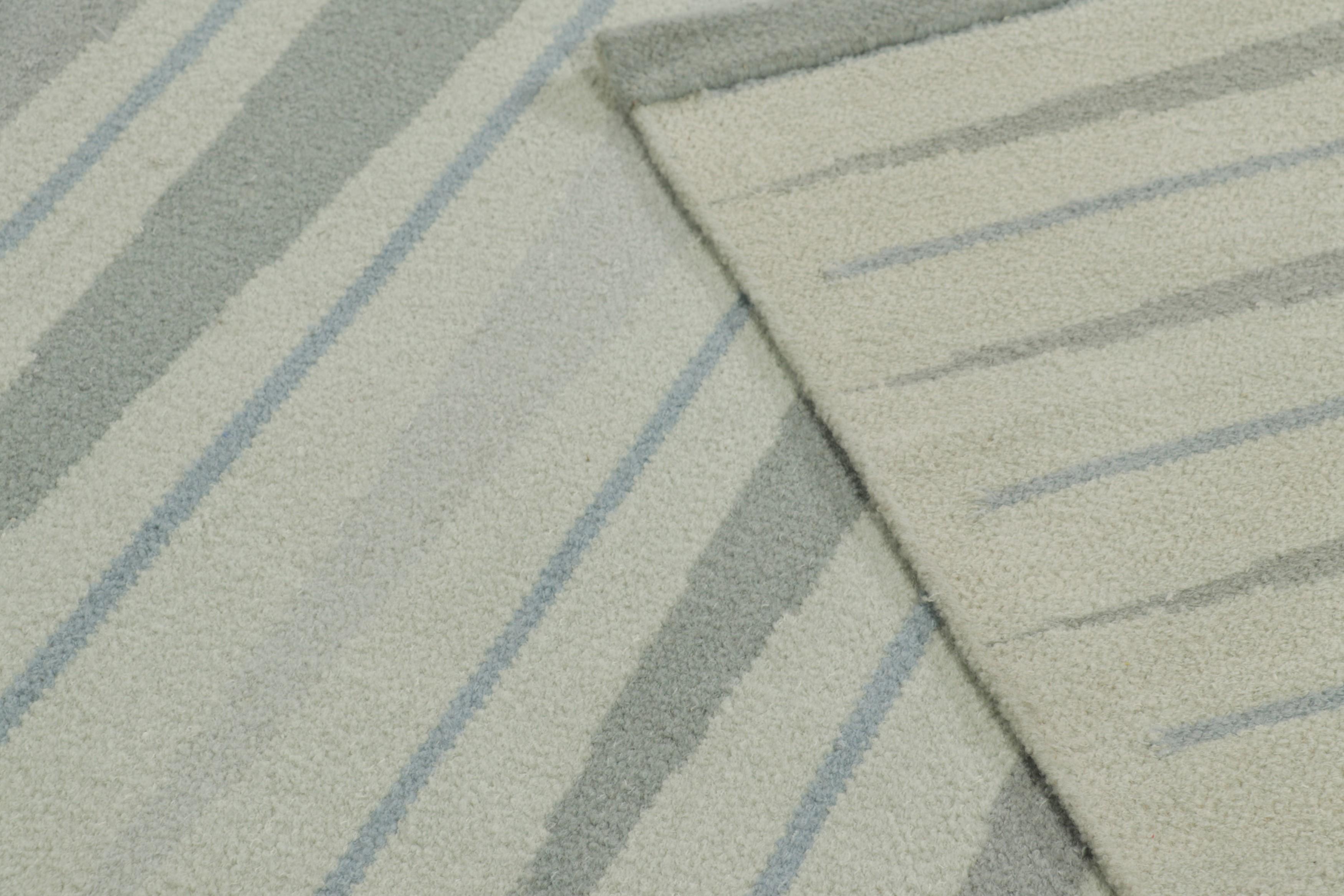 Rug & Kilim: Tappeto oversize in stile scandinavo, motivo geometrico verde e blu in vendita 1
