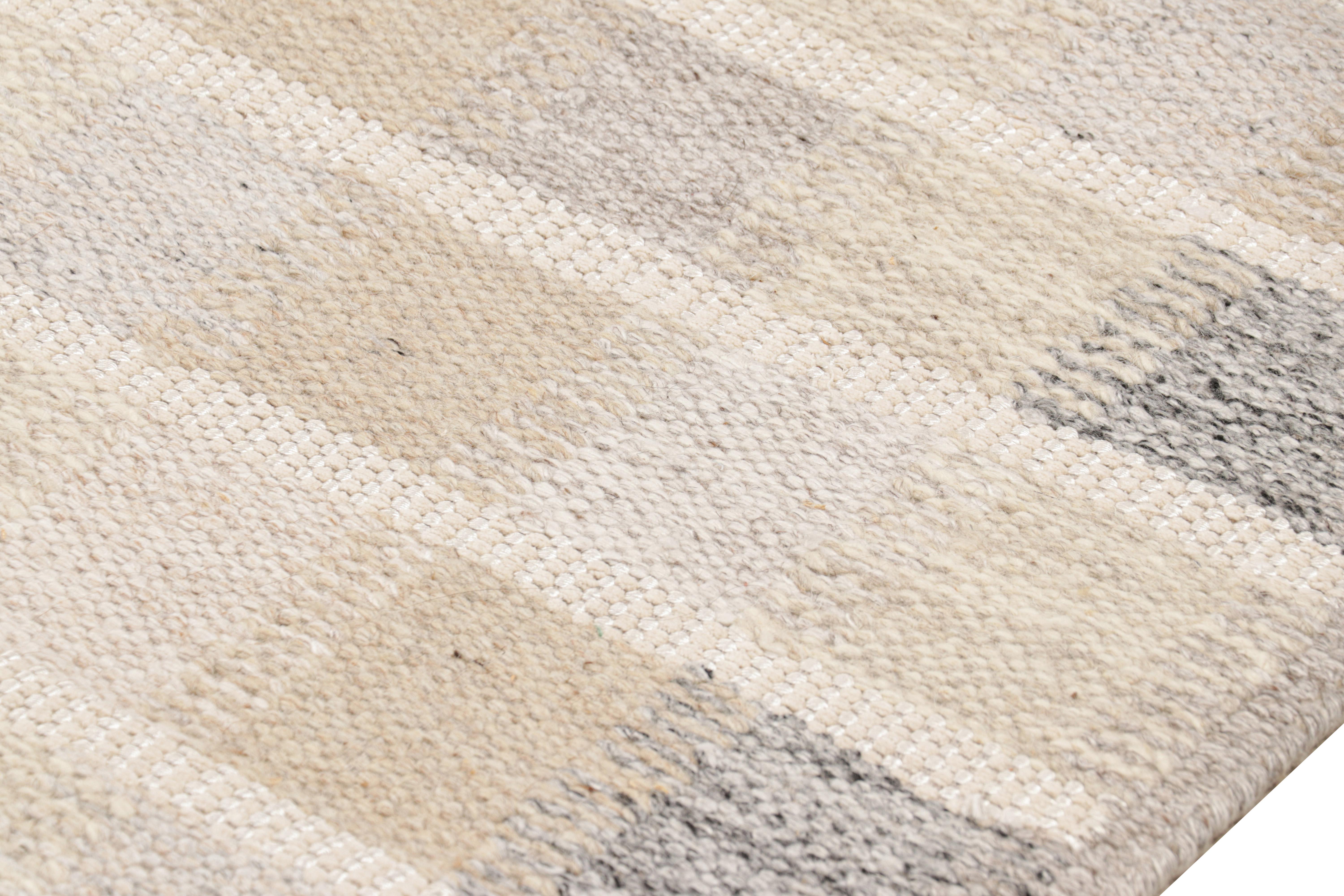 Rug & Kilim's übergroßer Teppich im skandinavischen Stil in Beige und geometrischen Mustern (Moderne) im Angebot