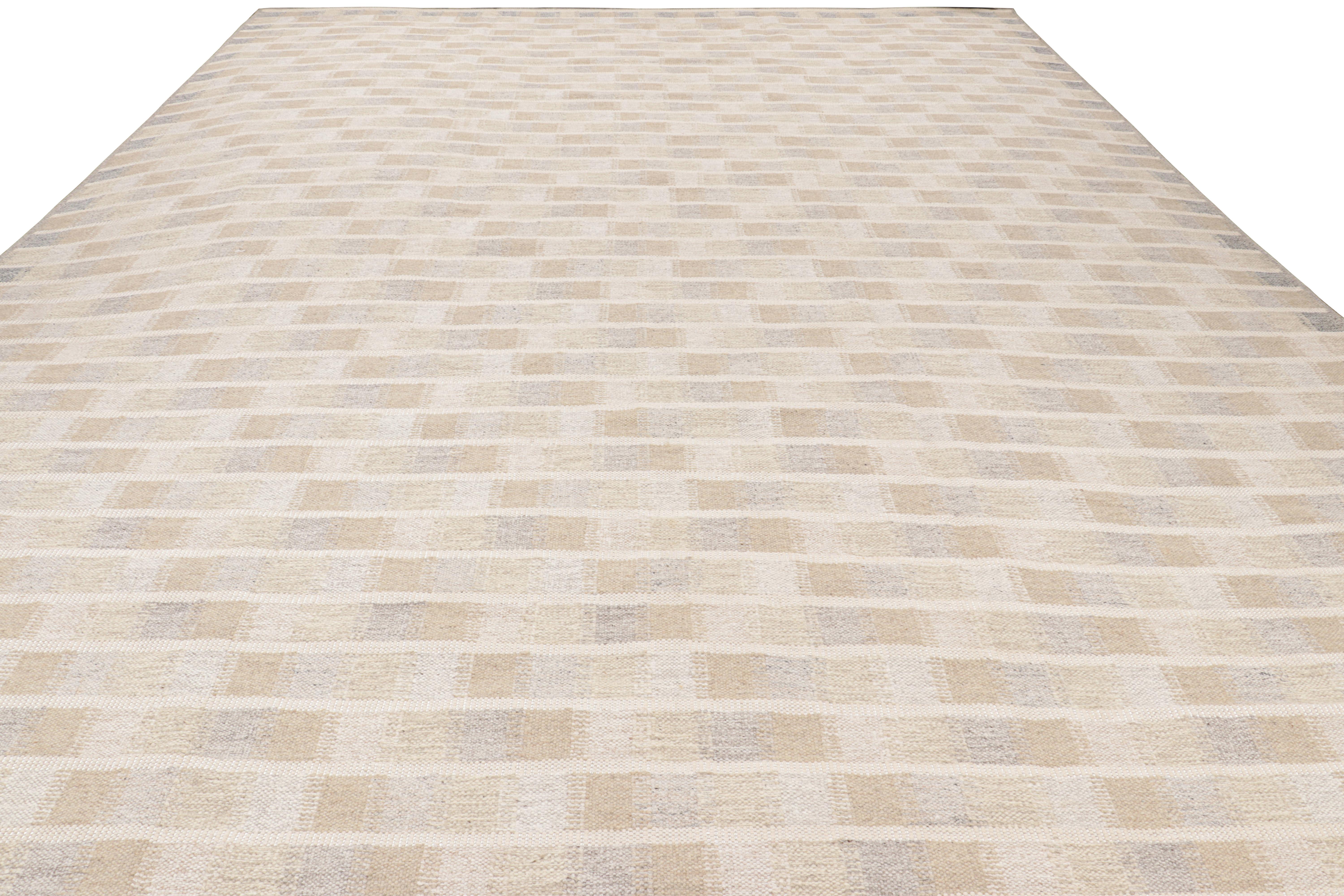 Rug & Kilim's übergroßer Teppich im skandinavischen Stil in Beige und geometrischen Mustern (Indisch) im Angebot