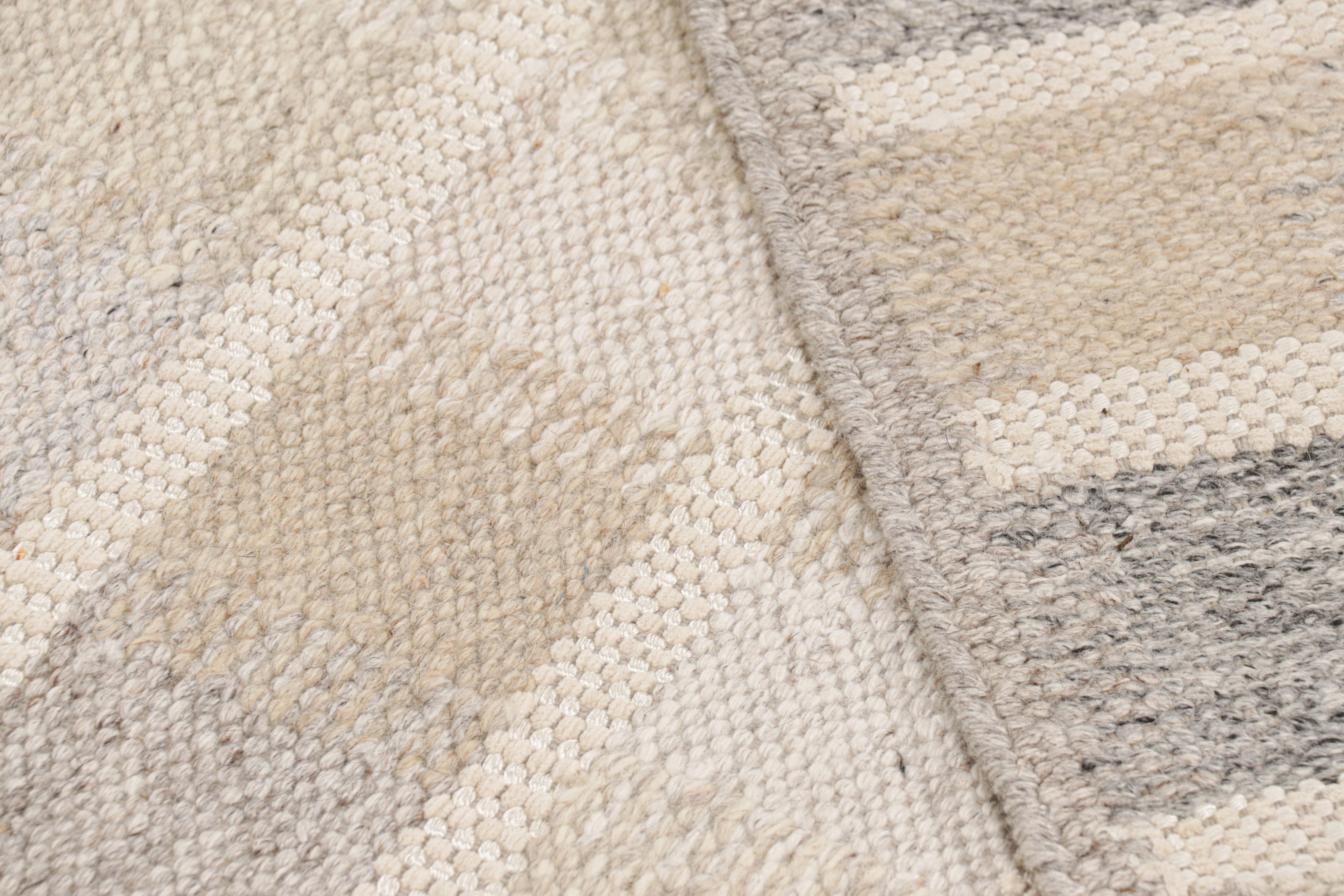 Rug & Kilim's übergroßer Teppich im skandinavischen Stil in Beige und geometrischen Mustern (21. Jahrhundert und zeitgenössisch) im Angebot