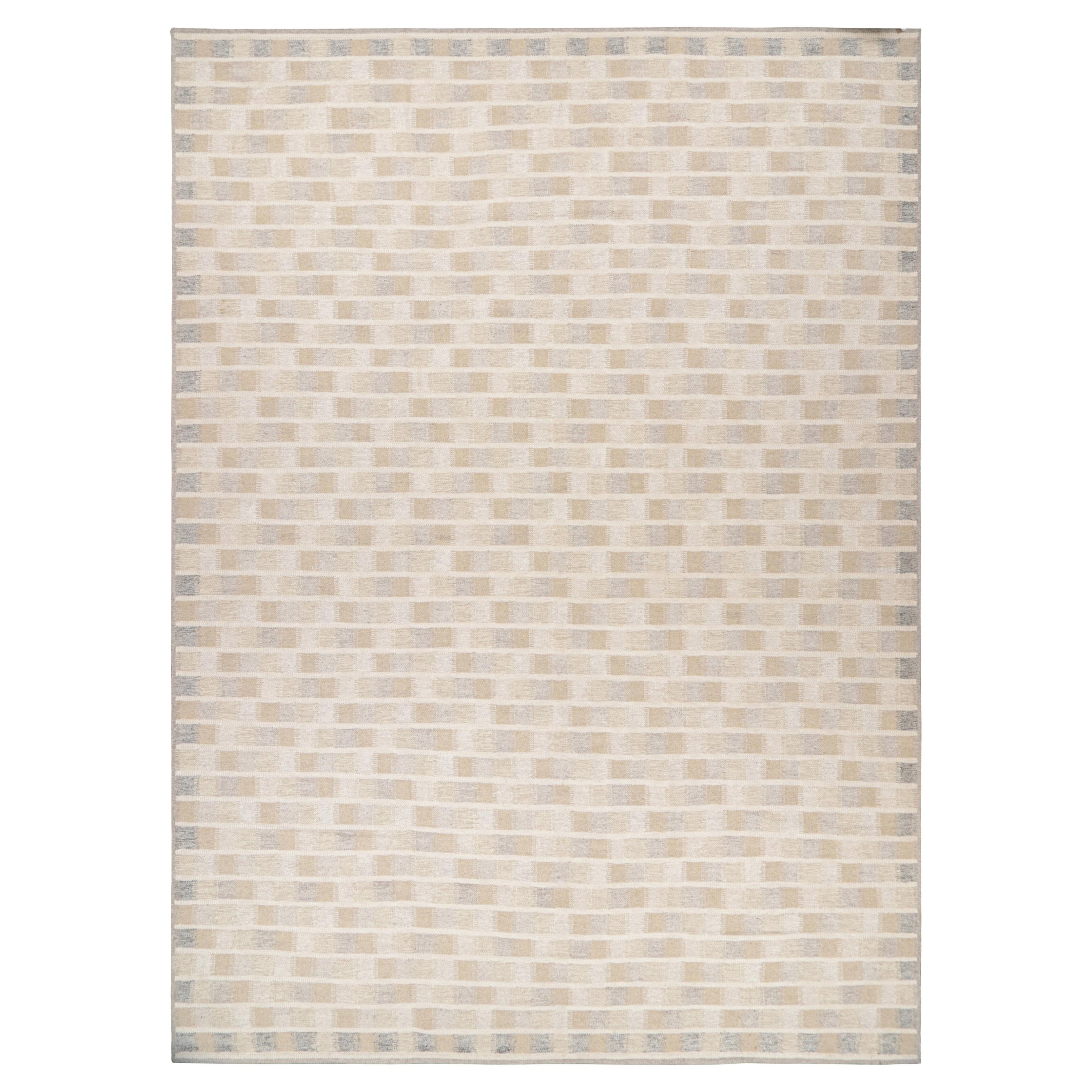 Rug & Kilim: Tappeto oversize in stile scandinavo con motivi geometrici e beige