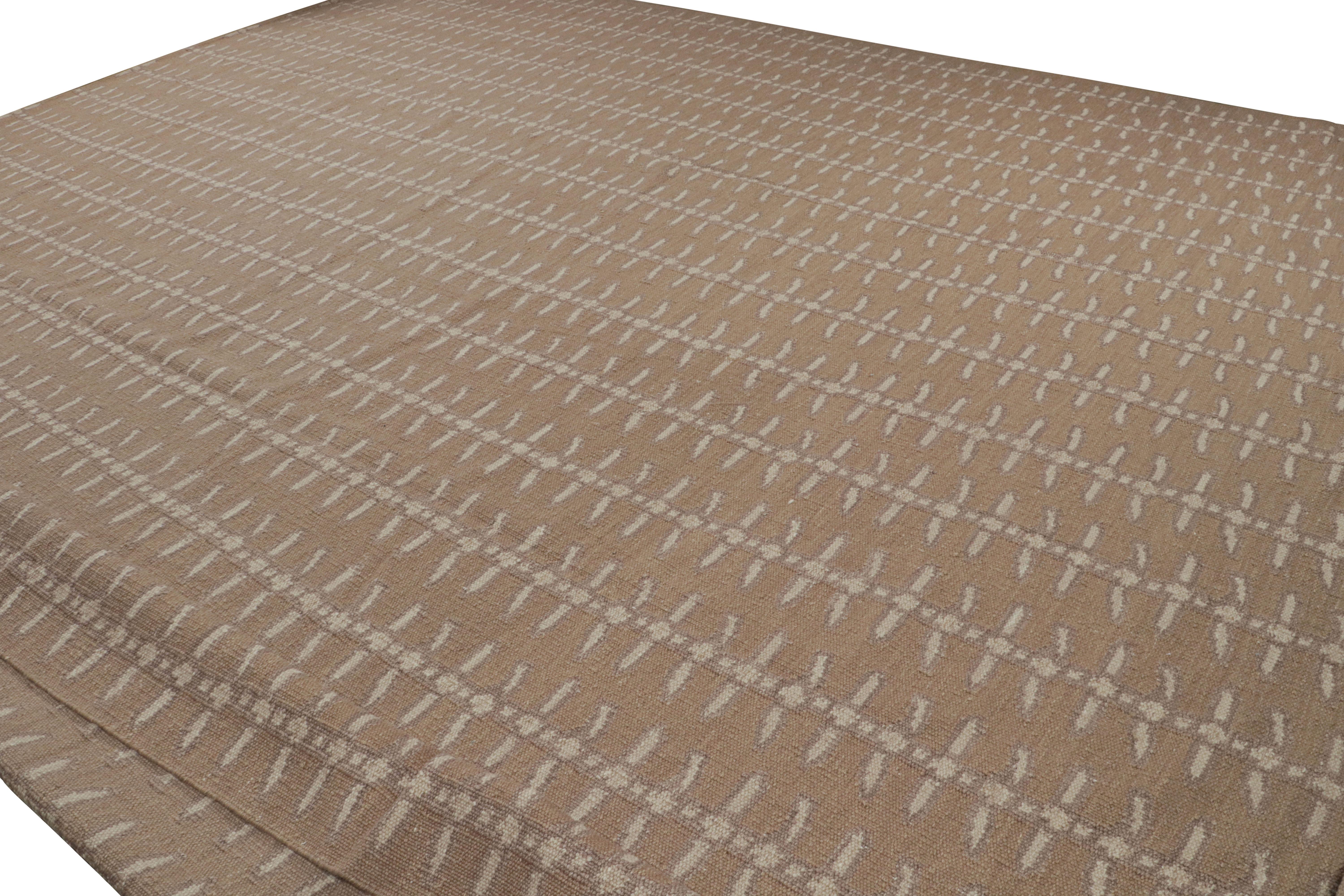 Tissé à la main en laine et fils naturels non teints, ce tapis surdimensionné 17x20 est issu des œuvres contemporaines de la collection de tapis scandinaves de Rug & Kilim. Le beige-brun souligne les motifs floraux dans les tons taupe et blanc