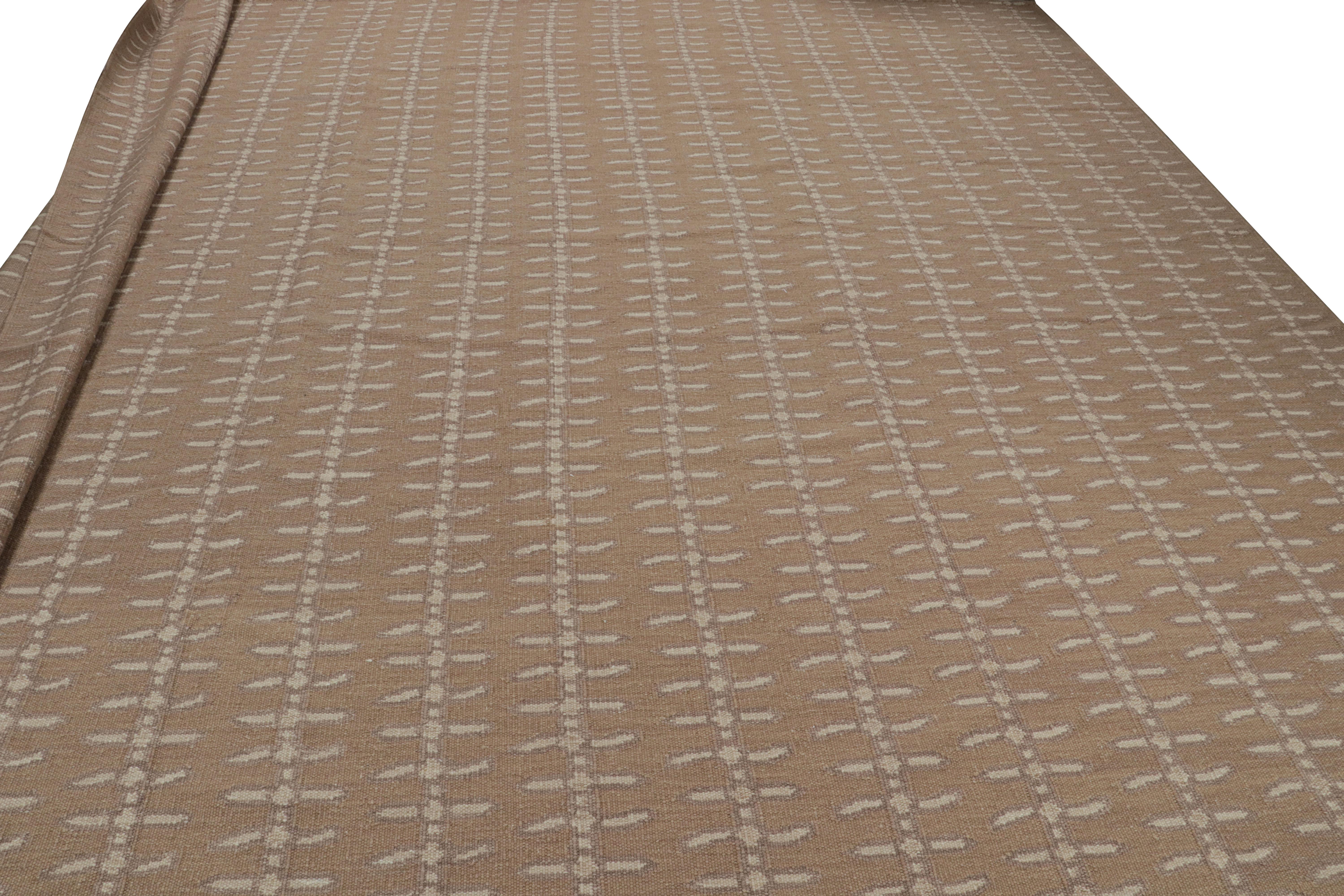 Scandinave moderne Rug & Kilim's Oversized Scandinavian Style Rug in Beige-Brown and Floral Pattern (tapis surdimensionné de style scandinave en beige et marron et motif floral) en vente