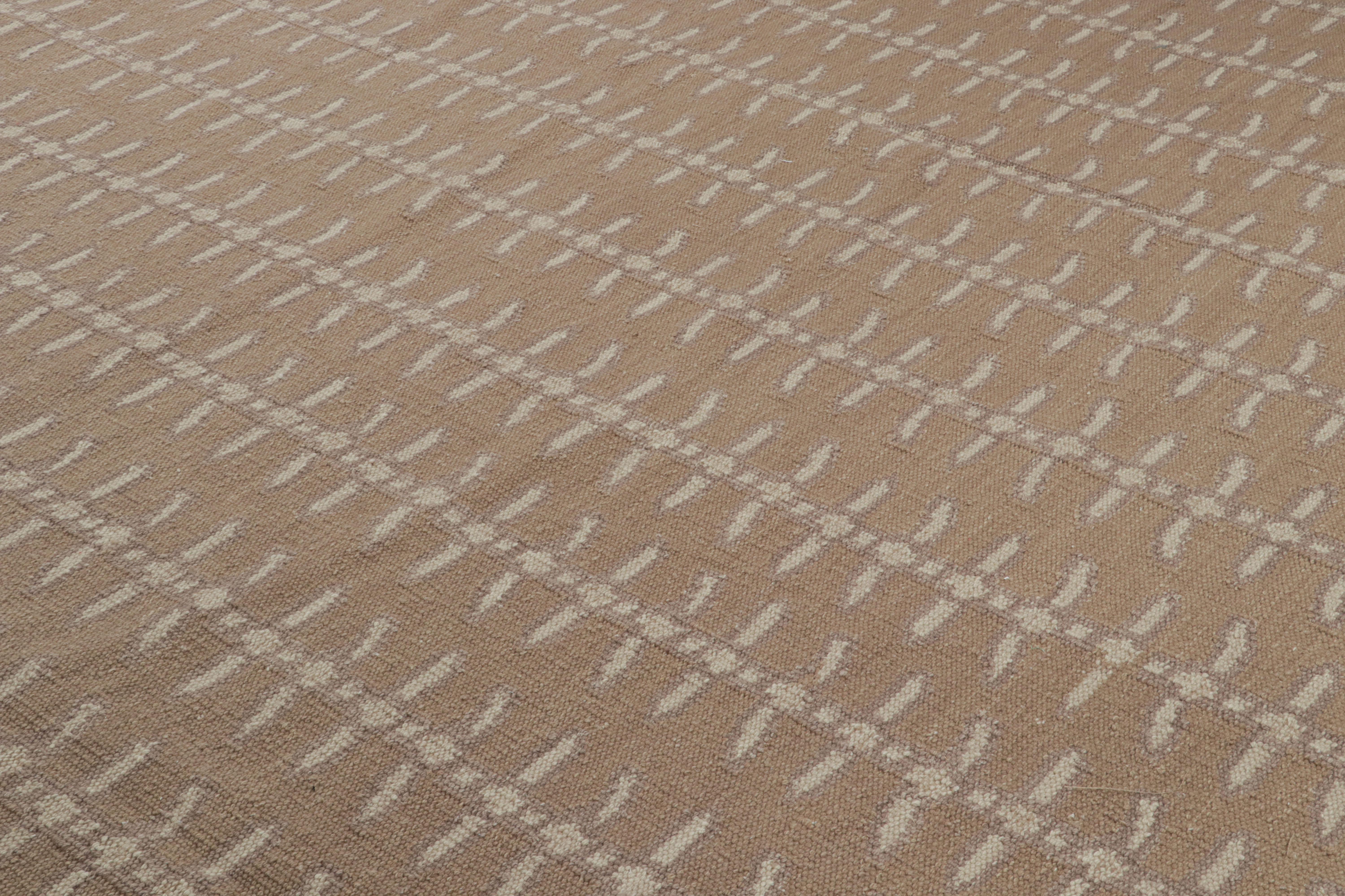 Indiano Rug & Kilim: Tappeto oversize in stile scandinavo in beige-marrone con motivo floreale in vendita