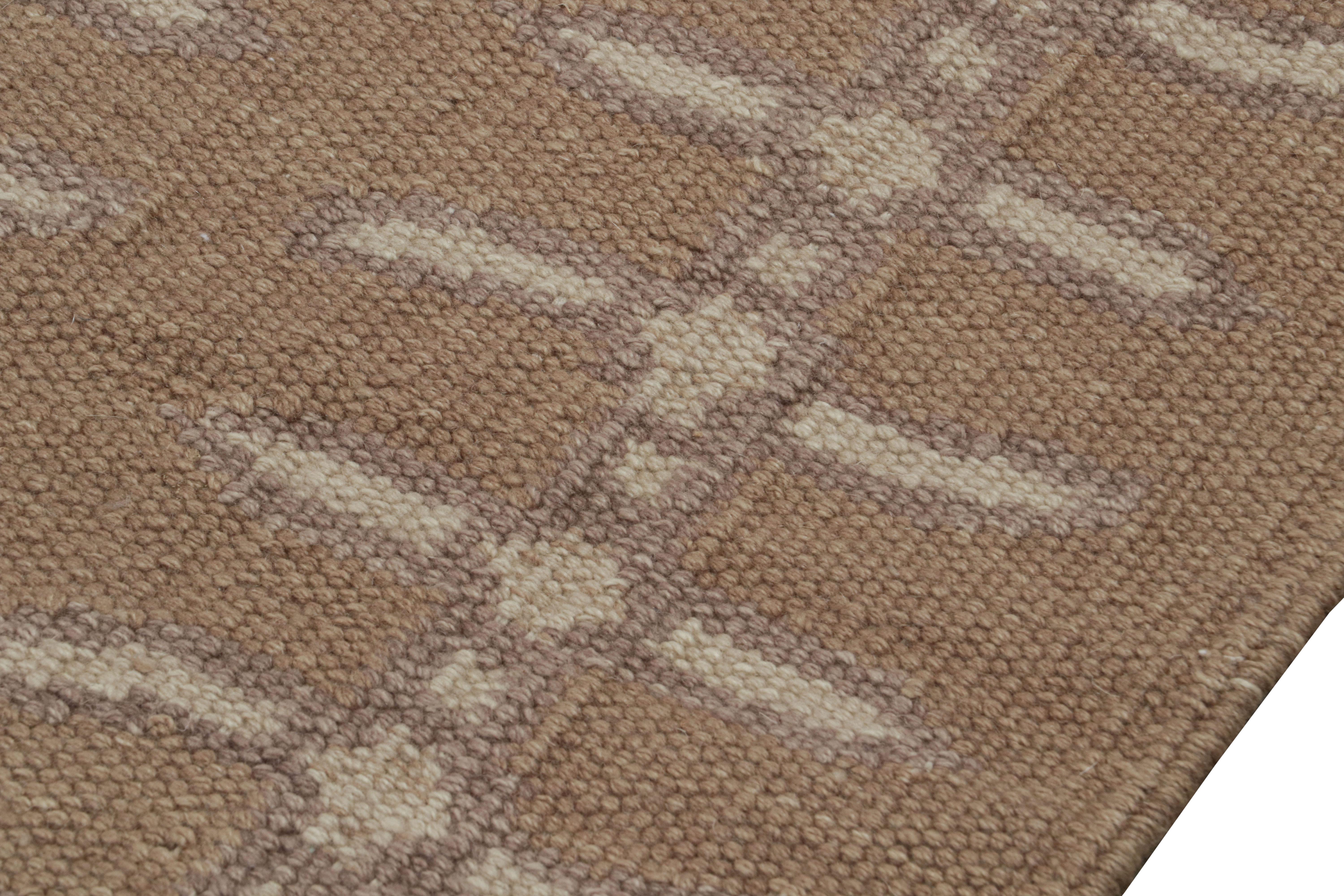 Tessuto a mano Rug & Kilim: Tappeto oversize in stile scandinavo in beige-marrone con motivo floreale in vendita