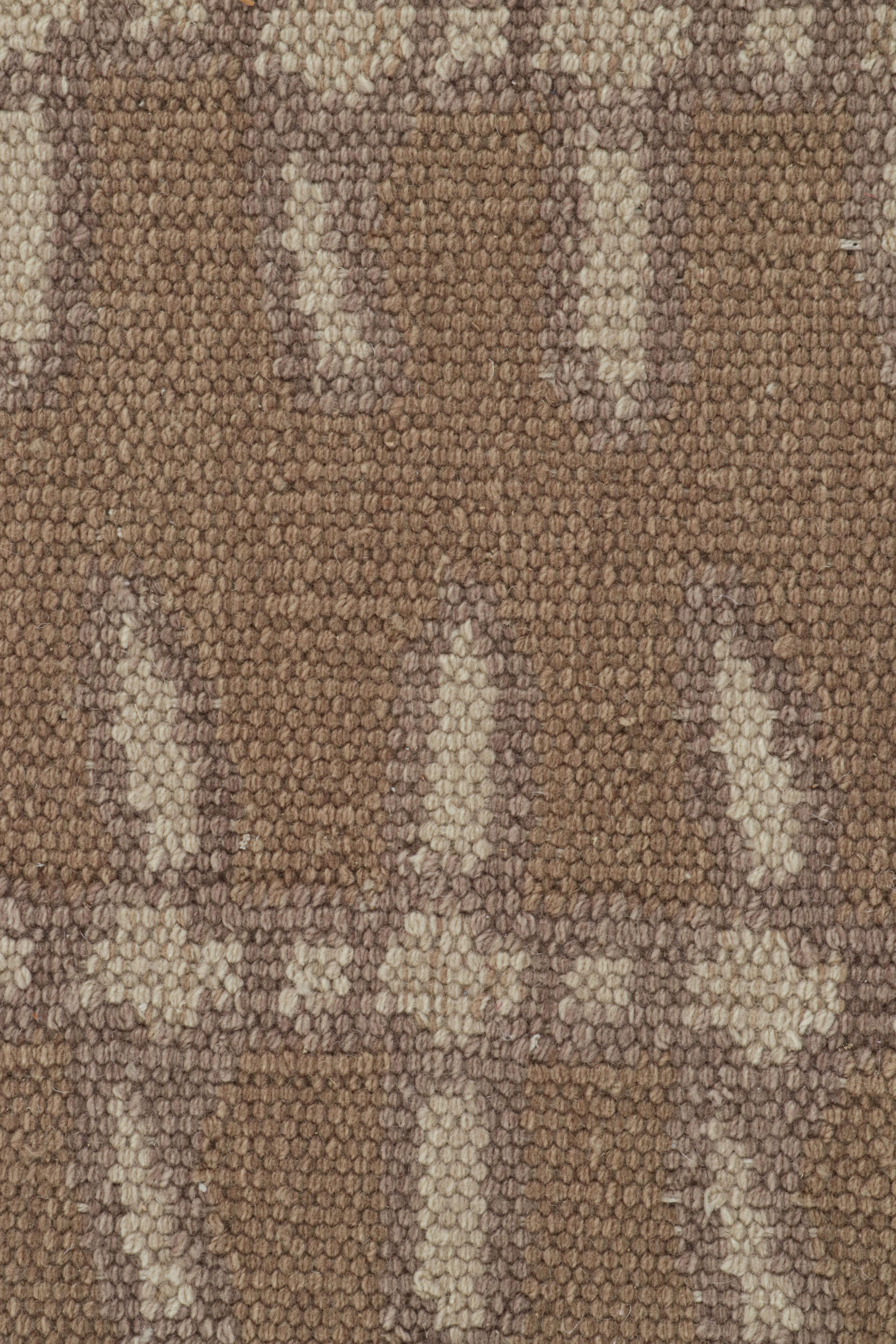 Rug & Kilim's Oversized Scandinavian Style Rug in Beige-Brown and Floral Pattern (tapis surdimensionné de style scandinave en beige et marron et motif floral) Neuf - En vente à Long Island City, NY
