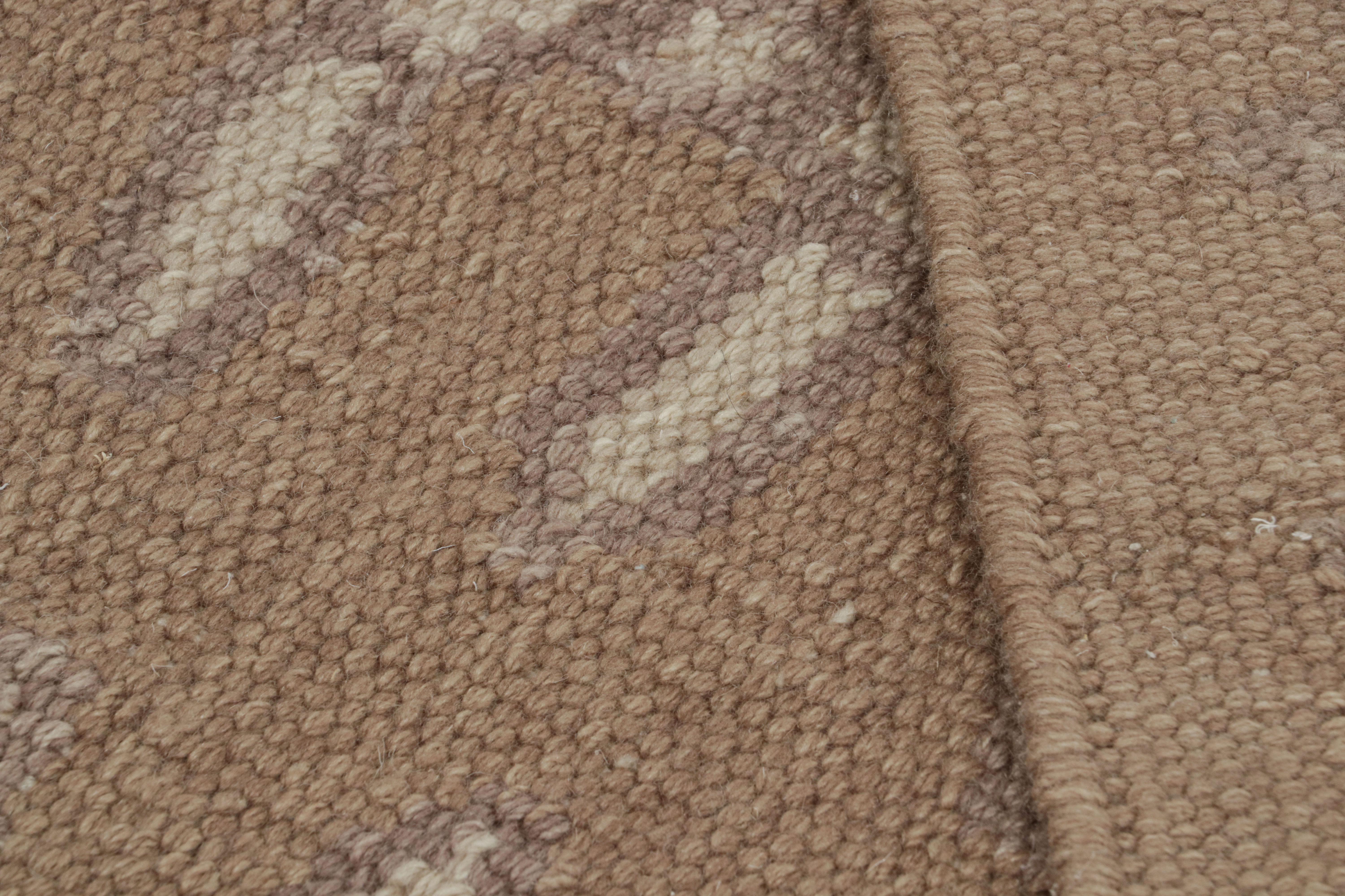 XXIe siècle et contemporain Rug & Kilim's Oversized Scandinavian Style Rug in Beige-Brown and Floral Pattern (tapis surdimensionné de style scandinave en beige et marron et motif floral) en vente