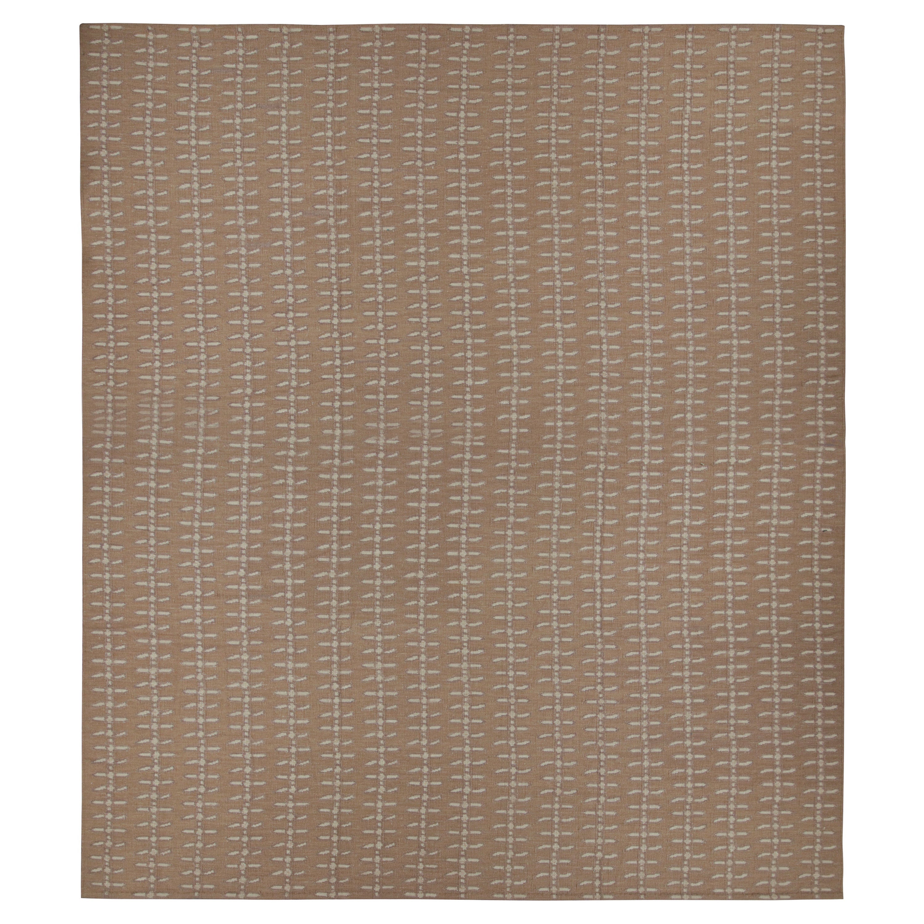 Rug & Kilim: Tappeto oversize in stile scandinavo in beige-marrone con motivo floreale in vendita