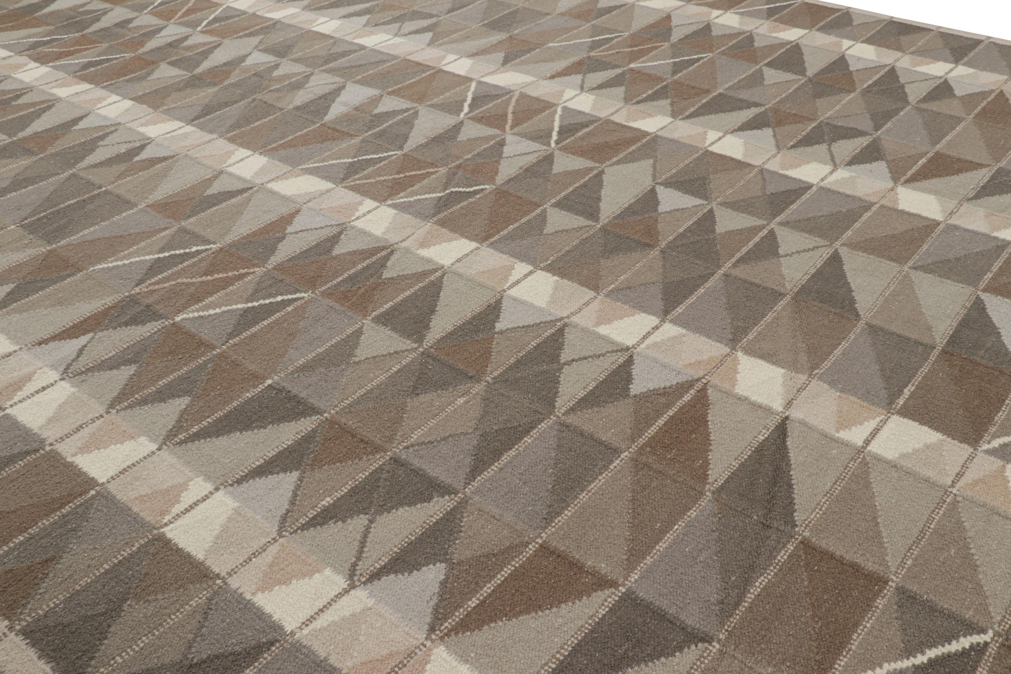 Ce tapis surdimensionné 13x19 est un nouvel ajout à la collection de tapis scandinaves de Rug & Kilim. Il est tissé à la main dans une nouvelle construction à armure plate en utilisant un mélange de laine et de fils exotiques.

Sur le Design : 

Les