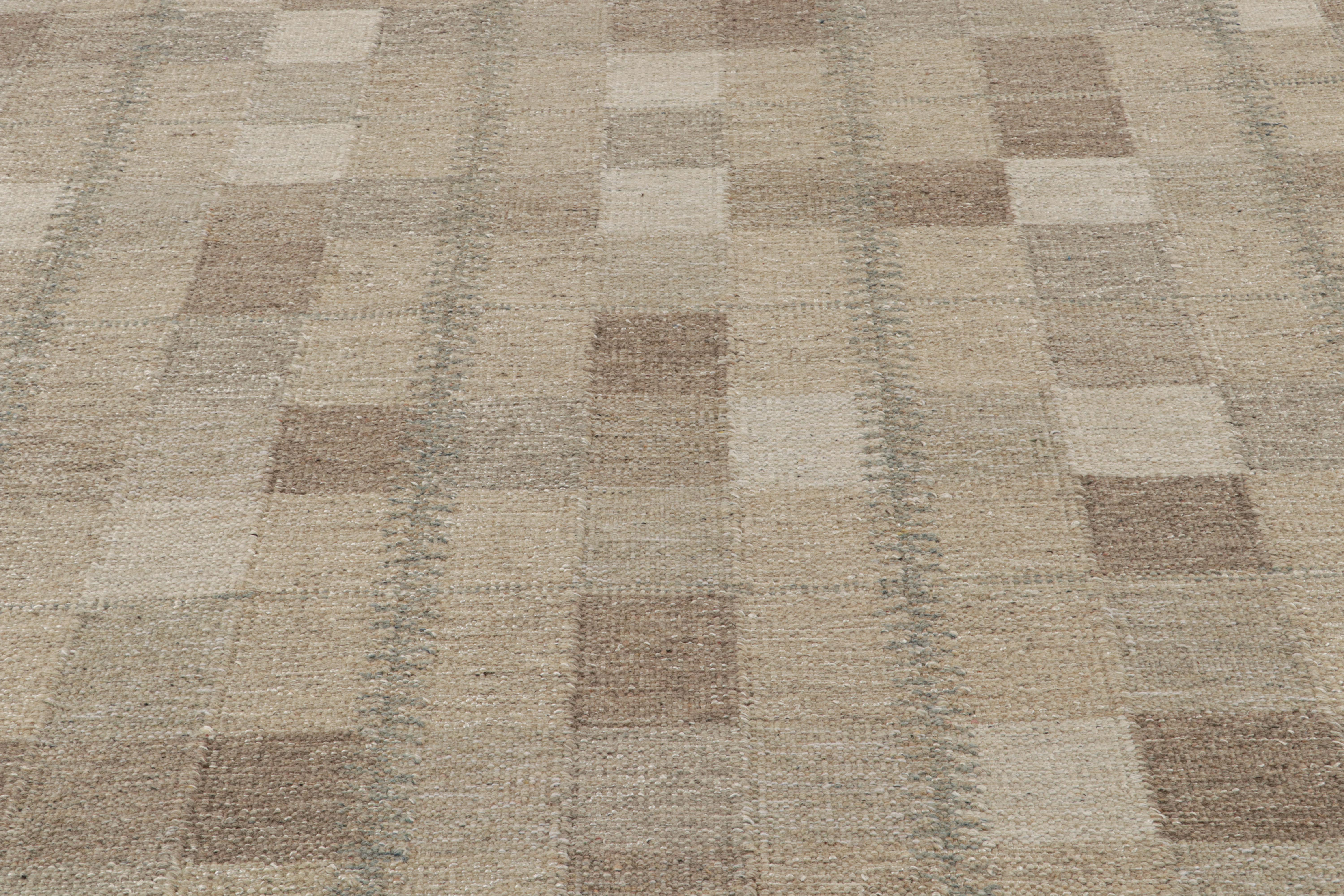 Scandinavo moderno Rug & Kilim: Tappeto oversize in stile scandinavo con motivi geometrici beige-marrone in vendita