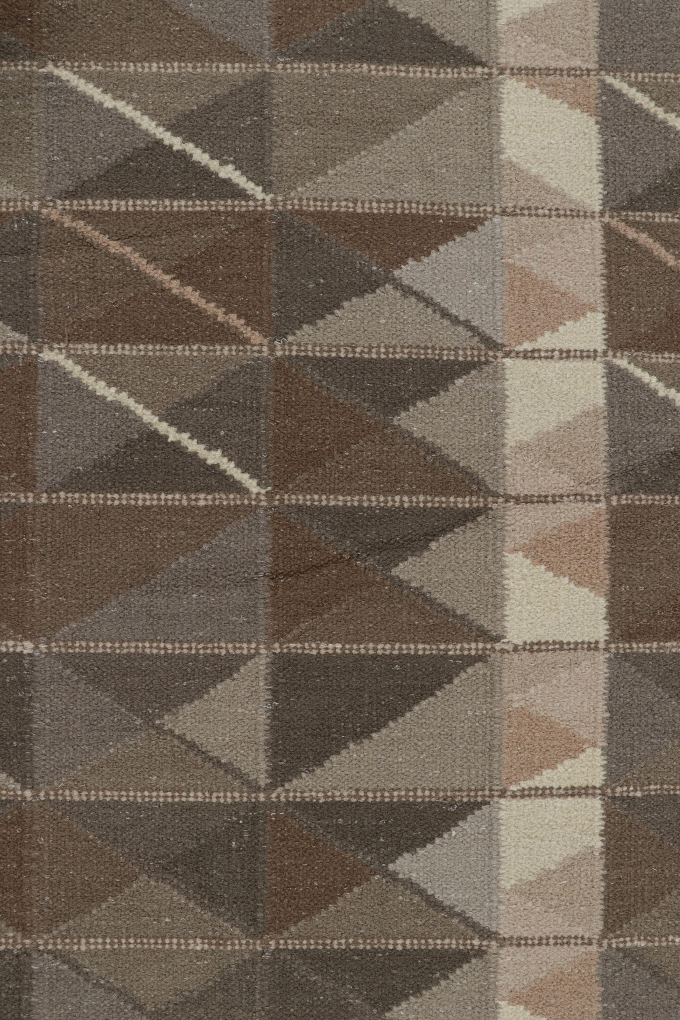 Moderne Tapis de style scandinave surdimensionné à motifs géométriques beige-brun de Rug & Kilim en vente