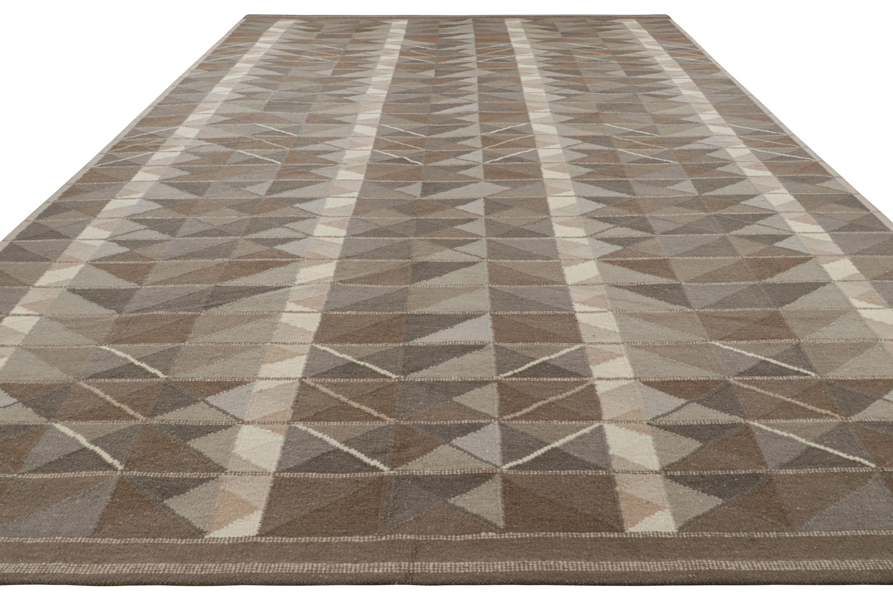 Indien Tapis de style scandinave surdimensionné à motifs géométriques beige-brun de Rug & Kilim en vente