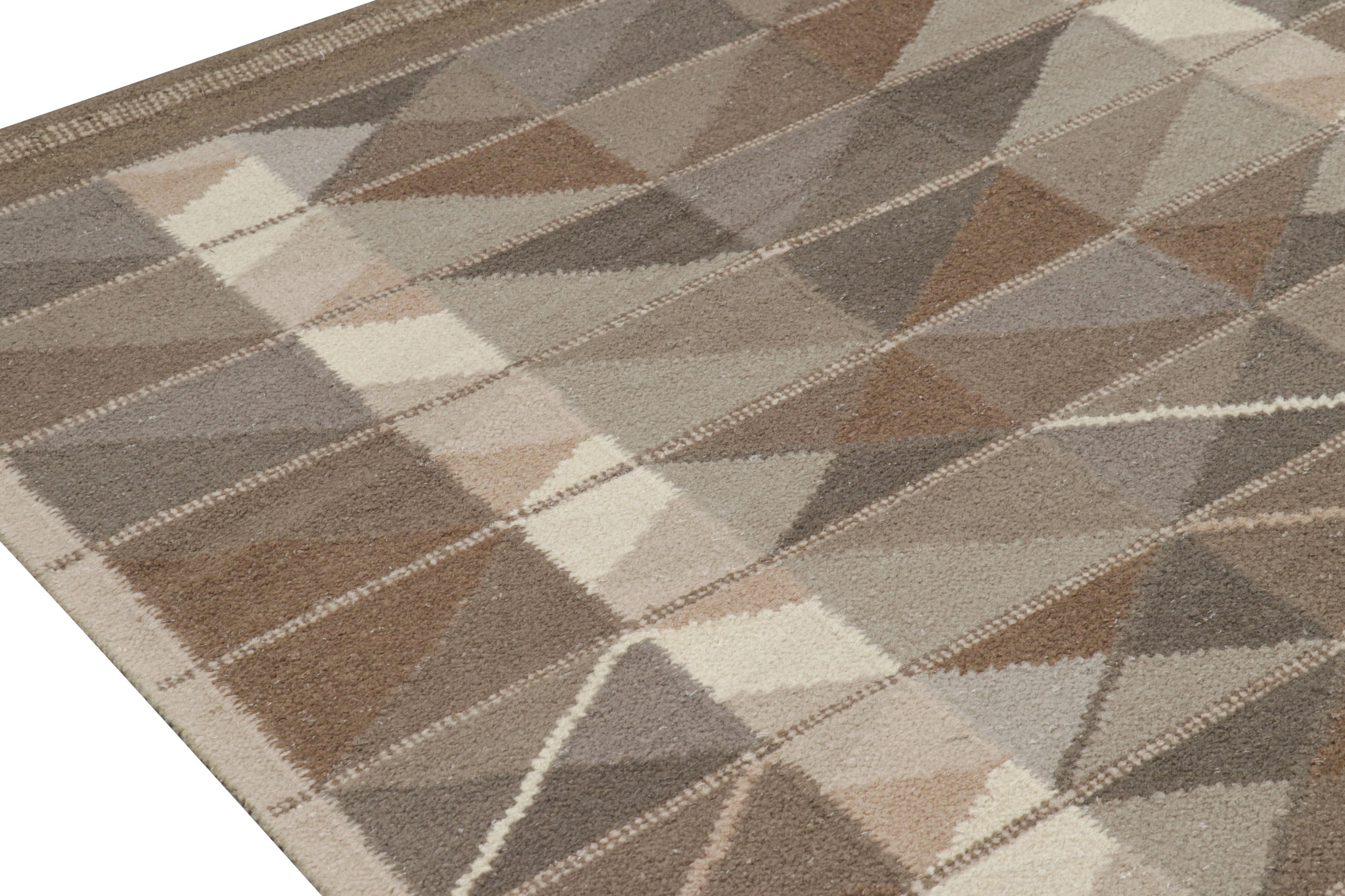Rug & Kilim's übergroßer Teppich im skandinavischen Stil in Beige-Braun mit geometrischen Mustern im Zustand „Neu“ im Angebot in Long Island City, NY