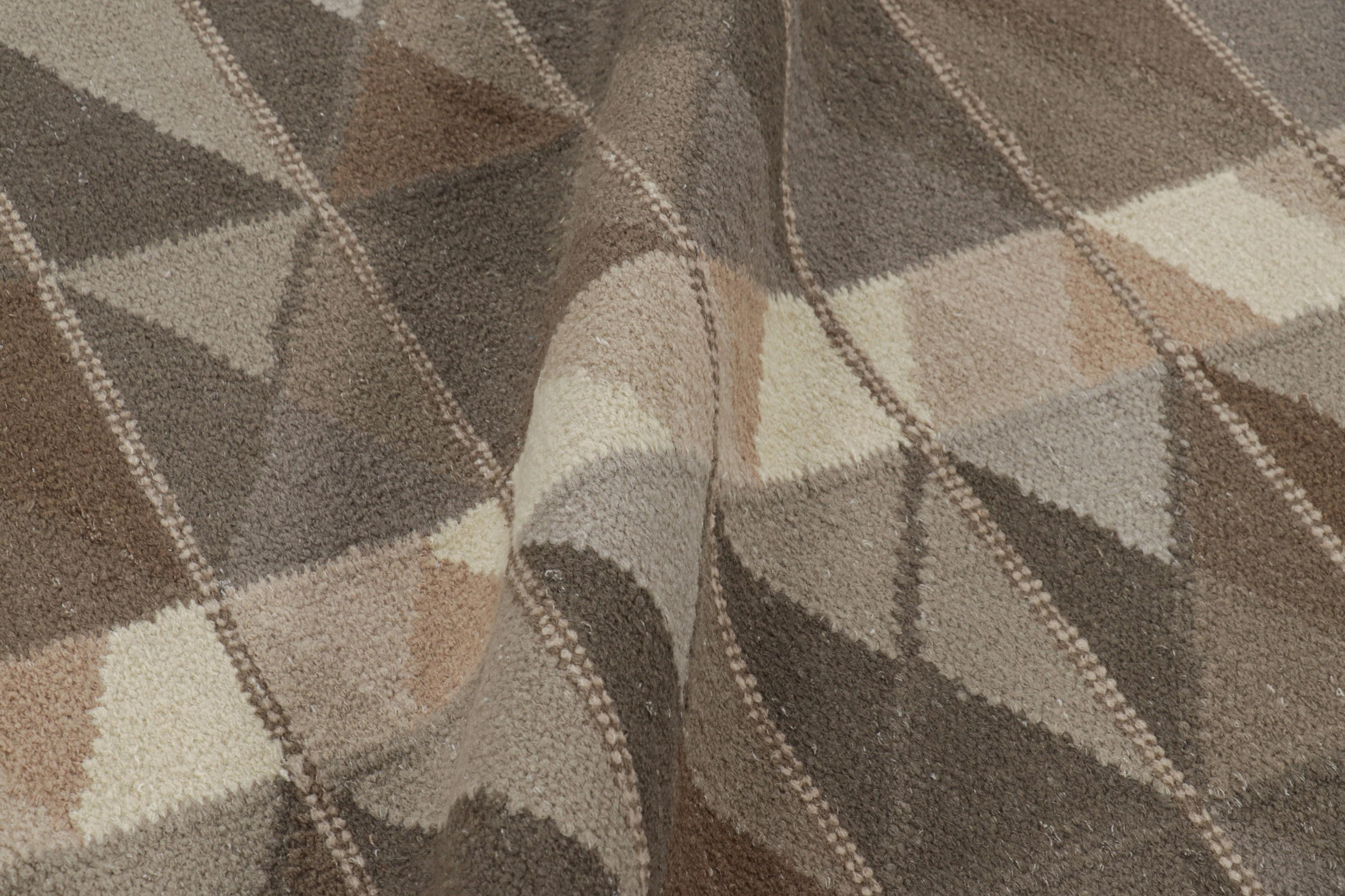XXIe siècle et contemporain Tapis de style scandinave surdimensionné à motifs géométriques beige-brun de Rug & Kilim en vente