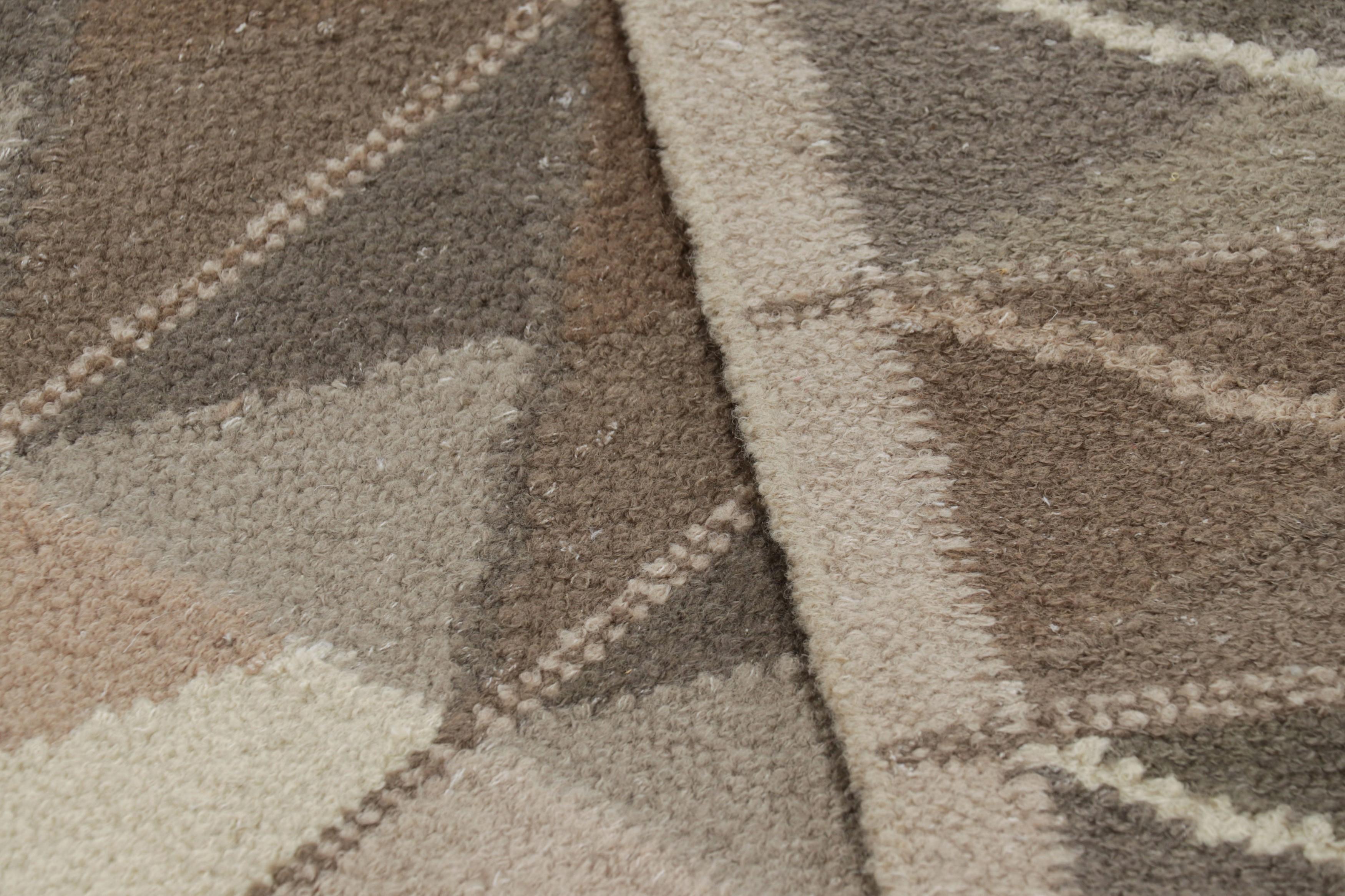 Laine Tapis de style scandinave surdimensionné à motifs géométriques beige-brun de Rug & Kilim en vente