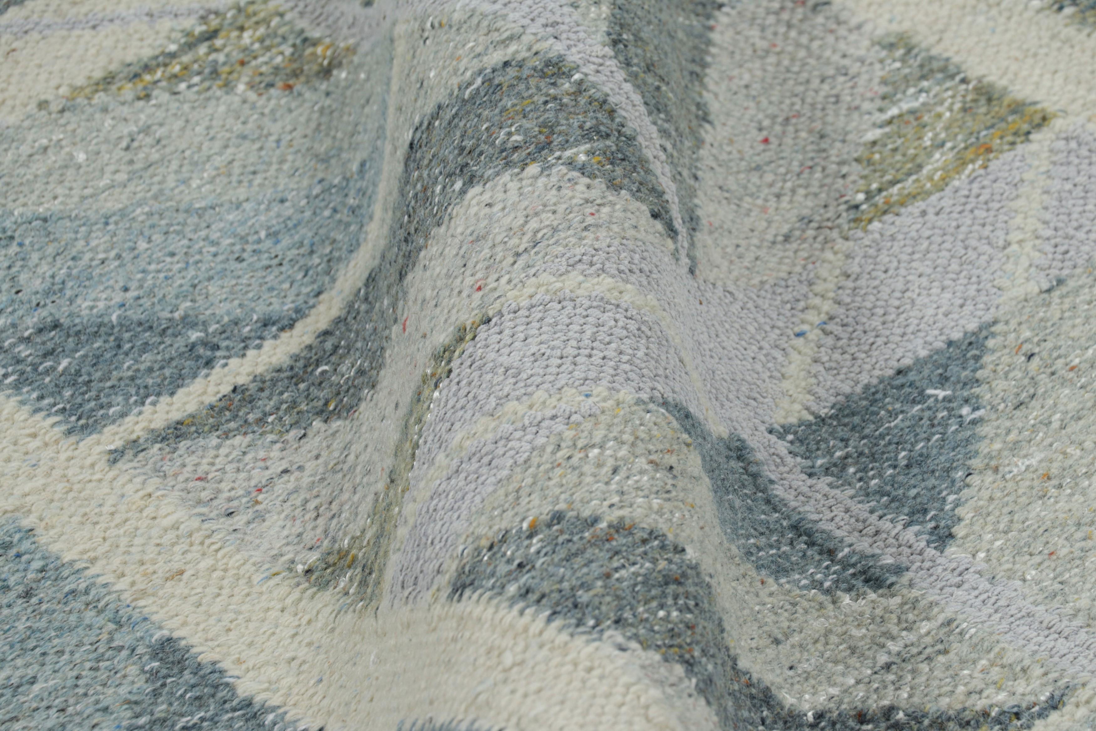 XXIe siècle et contemporain Rug & Kilim's Oversized Scandinavian Style Rug in Blue with Geometric Patterns (tapis surdimensionné de style scandinave en bleu avec des motifs géométriques) en vente