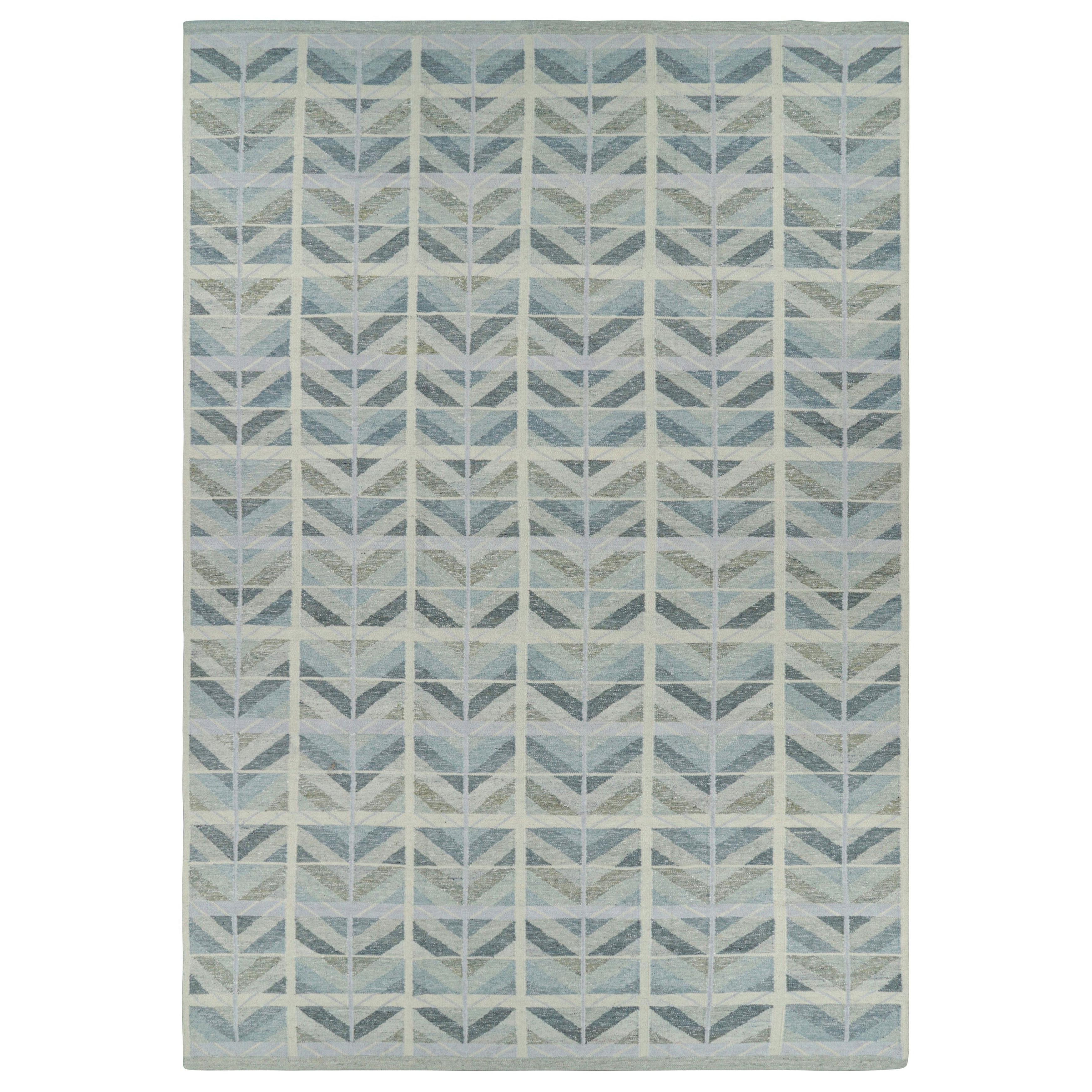 Rug & Kilim's übergroßer Teppich im skandinavischen Stil in Blau mit geometrischen Mustern