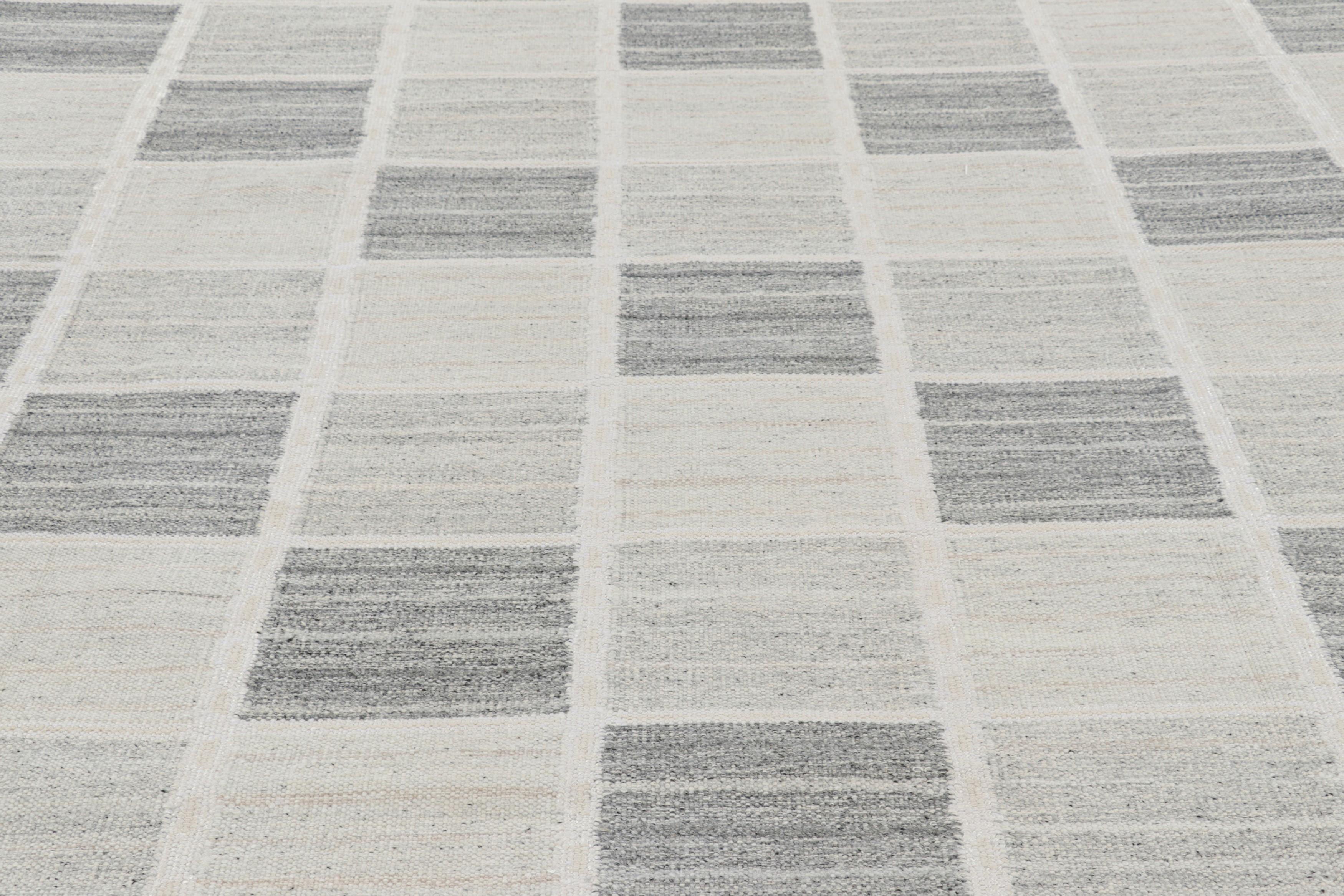 Rug & Kilim's übergroßer Teppich im skandinavischen Stil mit grauem und weißem geometrischem Muster (Moderne) im Angebot