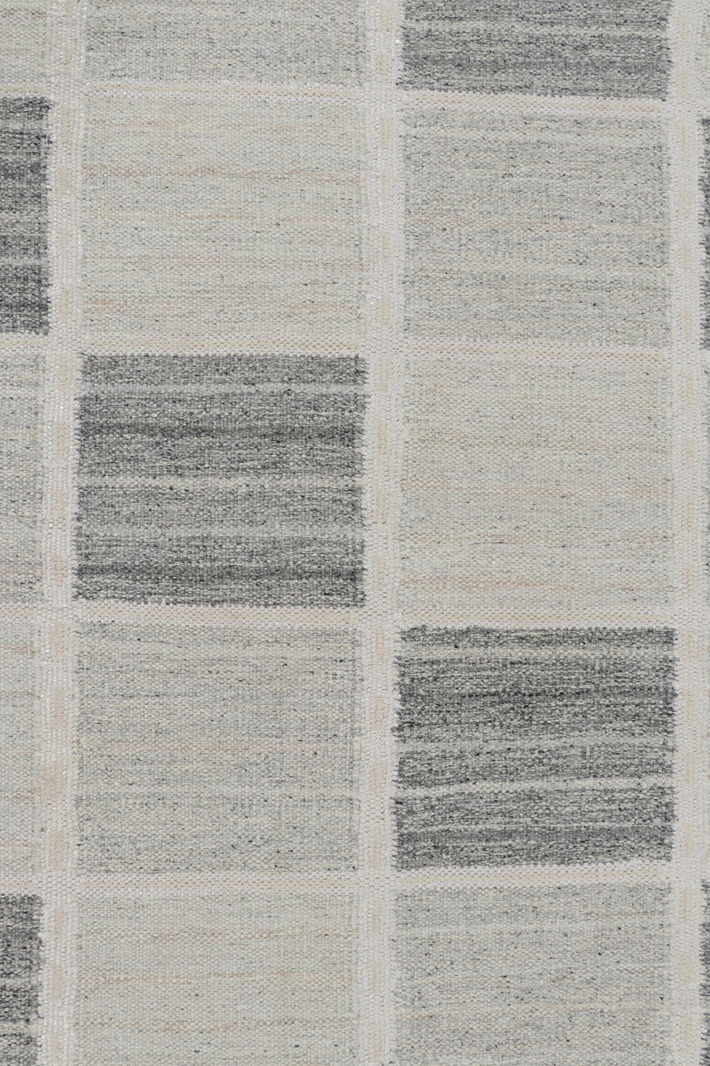 Rug & Kilim's übergroßer Teppich im skandinavischen Stil mit grauem und weißem geometrischem Muster (21. Jahrhundert und zeitgenössisch) im Angebot