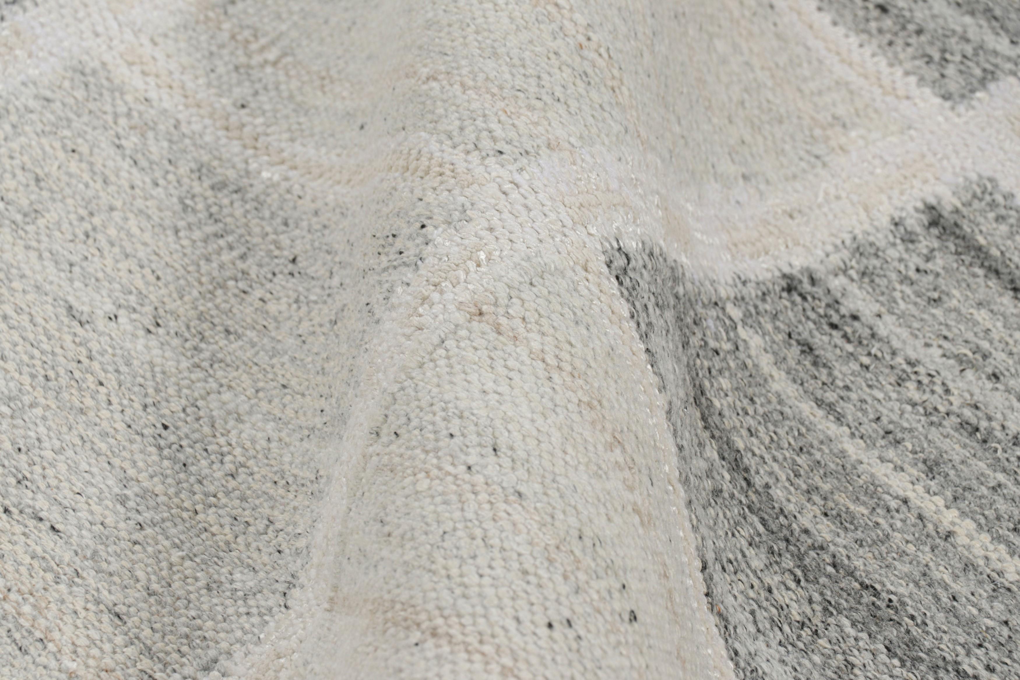 Rug & Kilim's übergroßer Teppich im skandinavischen Stil mit grauem und weißem geometrischem Muster (Wolle) im Angebot
