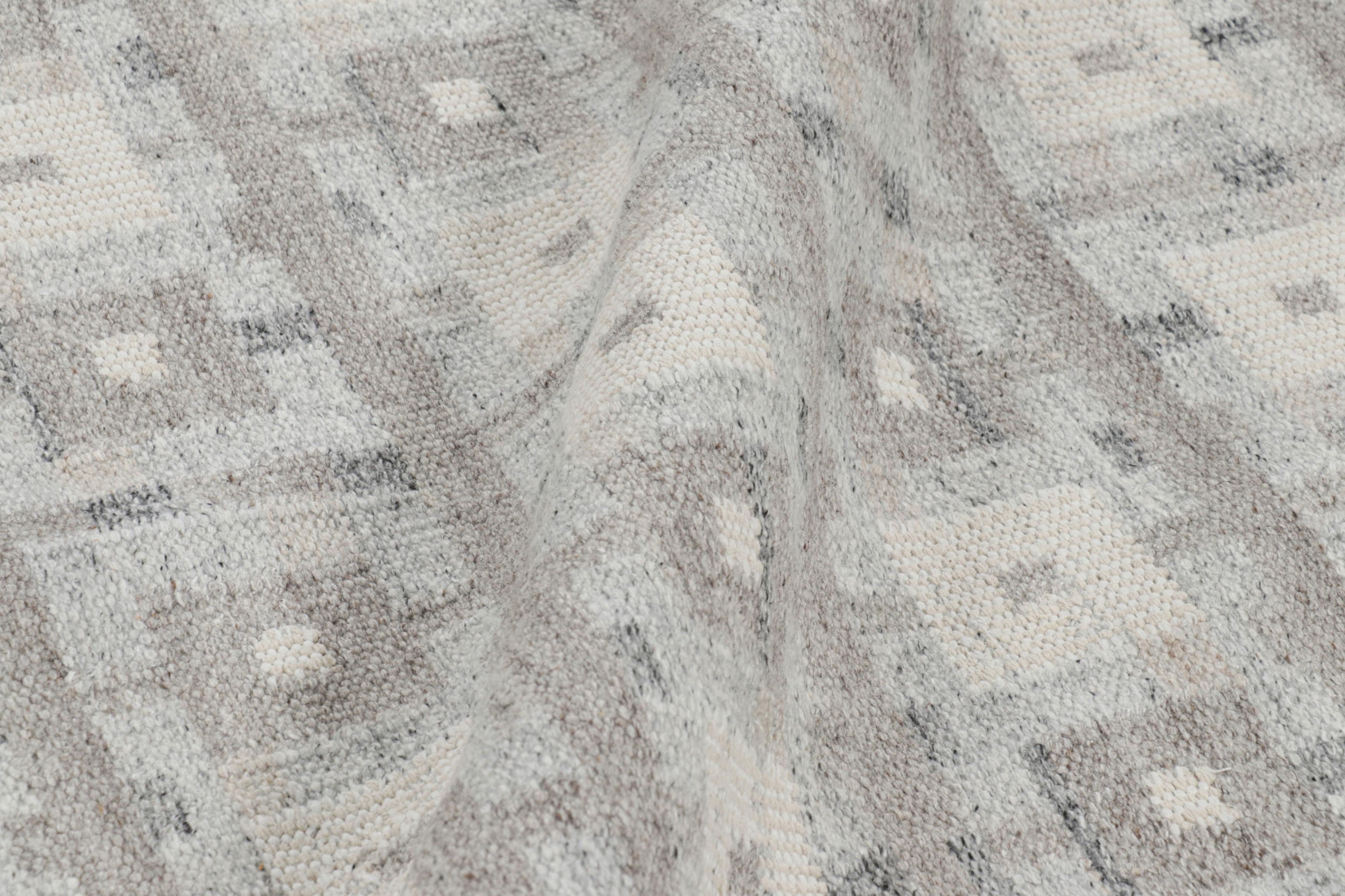 Rug & Kilim's übergroßer Teppich im skandinavischen Stil in Grau mit geometrischen Mustern (21. Jahrhundert und zeitgenössisch) im Angebot
