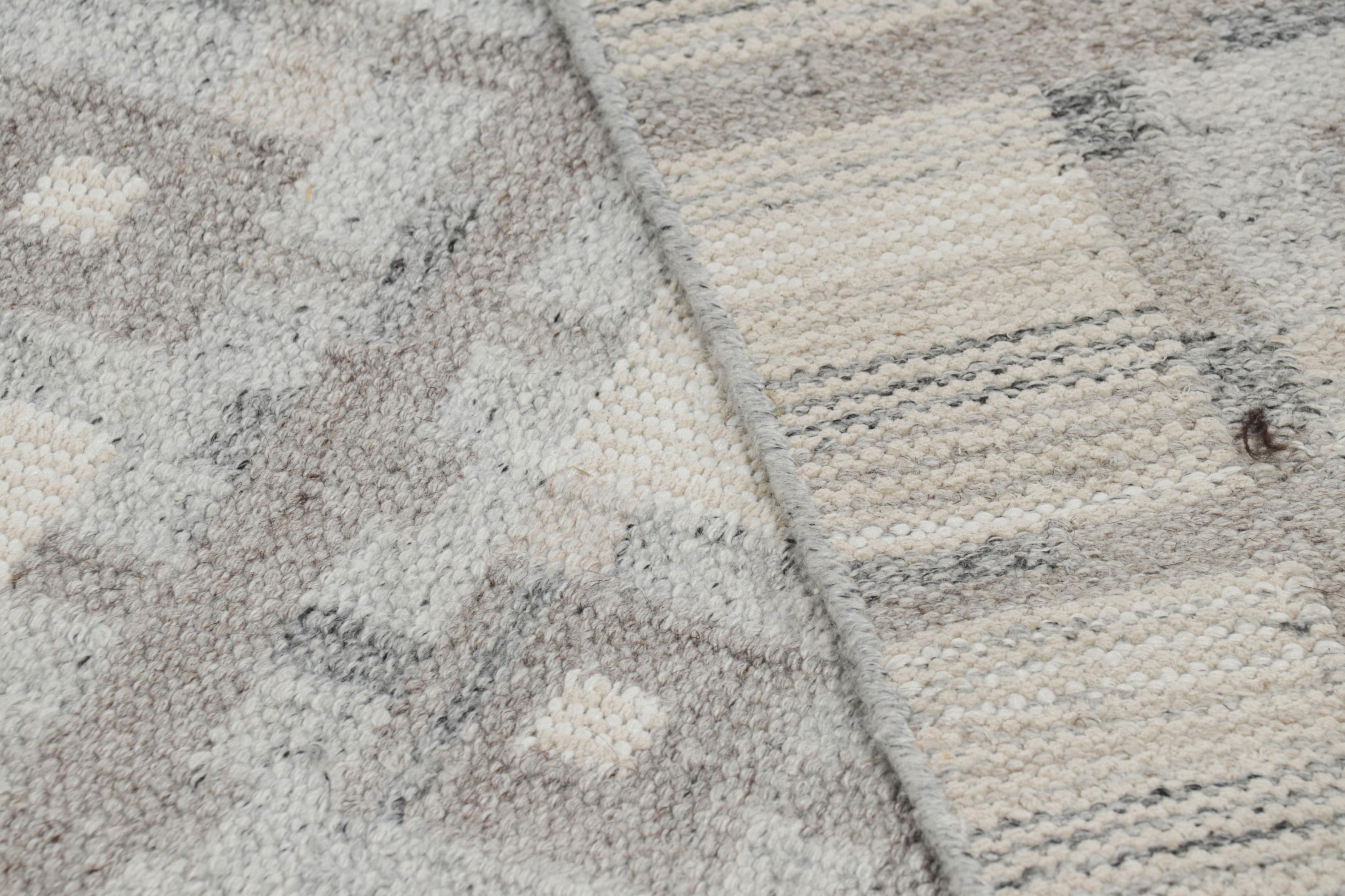 Rug & Kilim's übergroßer Teppich im skandinavischen Stil in Grau mit geometrischen Mustern (Wolle) im Angebot